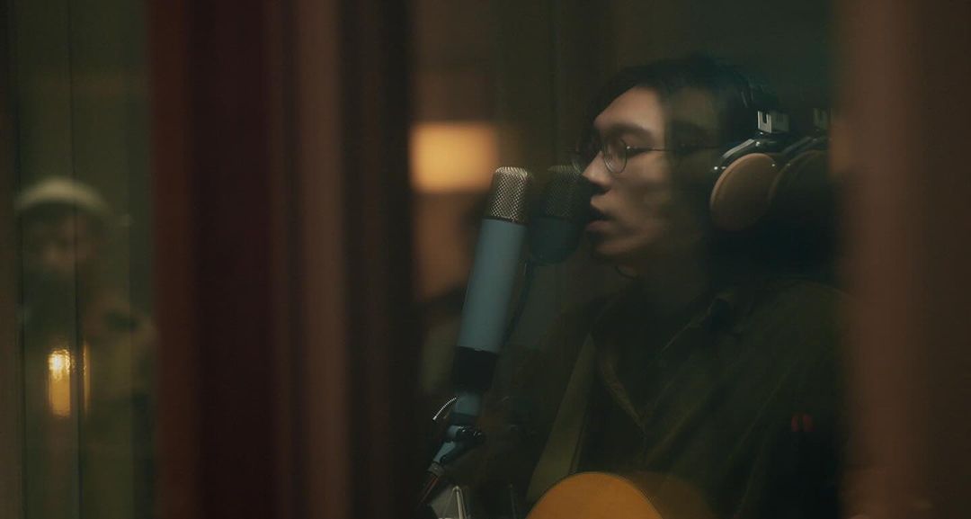 《我和我的遐想 REVERIE》

HOT COFFEE LIVE SESSION vol. 1

狂歡的時光像是火箭一樣拋射到天空變成光之後卻沒有影子殘留在地面。空氣中同時懸著愉悅與感傷，這個世界看似浮浮躁躁，大部分的時候卻安靜得只能聽見自己的低語。

🌀Link in bio🌀

製作人 Producer｜deca joins
詞曲 Songwriting｜鄭敬儒 Cheng Ching Ju
編曲 Arrangement｜deca joins

主唱 Lead vocal｜鄭敬儒 Cheng Ching Ju
鼓 Drum｜陸浩釗 Luk Hao Chao
貝斯 Bass guitar｜謝俊彥 Xie Jun Yan
原聲吉他 Acoustic guitar｜鄭敬儒 Cheng Ching Ju
電吉他 Electric guitar｜楊尚樺 Yang Shang Hua
打擊樂器 Percussion｜杜哲欣 Tu Che Hsin
薩克斯風 Saxophone｜葉云 Darwin Yeh
長笛 Flute｜人間貓 NekoMou
和聲 Backing vocalist｜李晉瑩 Jing Lee, 黃宇寒 Huang Yu Han, 王彙筑 Hui Chu Wang

錄音師 Recording engineer｜王昱辰 Yuchain Wang
聲音編輯師 Editing engineer｜洪浚程 Zach Hung
混音師 Mixing engineer｜洪浚程 Zach Hung
母帶後期工程師 Mastering engineer｜洪浚程 Zach Hung

影像製作 Film Production｜做個好女孩映像Be a Good Girl Studio
導演 Director｜盧姵文 Phoebe Lu
製片 Producer｜吳浩瑜 Coal Wu
現場製片On-set Producer｜陳飛聿 Chen FeiYu
攝影師 Cameraman｜順 Shaun Liu  賴禹諾 Yukno  高興萱 Kao Hsing Hsuan
美術指導Art Director｜高承毅 Jamie Kao
燈光師 Gaffer｜黃維宣 Gary Huang
燈光組 Lighting Crews｜廖孟晉 LMJ  竺士鈞Tequila
剪輯 Editor｜蘇芳榆 Fang Yu Su
調光Colorist｜萬芷瑋 Abby Wan
字體設計Front Design｜ 鄭敬儒 Cheng Ching Ju

@chengchingjujuju @yangshanghua  @gym_m_xie @tucheshin @yuuuchennw @zach80s @those_studio