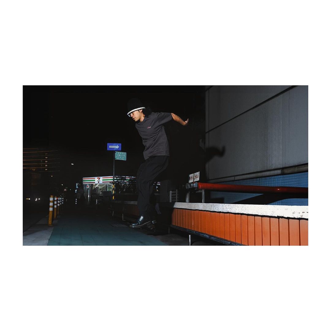 大家龍年快樂，2024的第一場演出倒數不到1天，很難想像這段時間的醞釀即將要展現出來跟各位一起分享  大家跟我們一樣期待嗎？  這陣子除了一直重新檢視演出內容，我們新的商城也上線了，請見主頁🔗（很抱歉下午一度滿載重新Loading）我們新年度的商品都會陸續上架，台北現場首賣最新EP/T-shirt/聯名調酒，只會有這三種品項，全數限量，僅限現金。期待與各位的再次相見。

以下也補充我們今年度的周邊資訊。

【  周  邊  商  品  公  告 】 

▅▅▅ 台北站首賣，聯名限定 ▅▅▅
deca joins x MOONROCK settling cocktail $͟͞8͟͞0͟͞0͟͞
Whiskey / Popcorn / Hojicha / Banana / Cascara

● ABV : 16% 容量：200ml
● 飲用方式：完全冷藏後，搭配冰塊即可飲用
● 請至演出現場周邊商品區購買（限量）
*禁止酒駕 / 未滿18歲請勿飲酒*

▅▅▅ 台北站首賣，現場限量 ▅▅▅
現場限購，一人最多單品項可購買4件
沒有演唱會門票，也可進場購買

● 𝙉𝙀𝙒天堂與泥土T-shirt $͟͞1͟͞0͟͞0͟͞0͟͞
● 𝙉𝙀𝙒《暗流》 CD 圖三 $͟͞4͟͞0͟͞0͟͞

🌀以下品項網路商城開放預購🌀
♦️僅先限用PAYPAL支付♦️（運費需自付）
▅▅▅ 網路預購，等待宅配 ▅▅▅
● 𝙉𝙀𝙒 《暗流》刺繡棒球老帽 $͟͞7͟͞0͟͞0͟͞
● T-shirt 無法現場購買者，可網路下單

▅▅▅ 期間限定，黑膠預購 ▅▅▅
● 期間限定：2/22下午2:00至2/24 22:00止
● 網路開放首批黑膠預購，每人限購2張
● 限量贈品：憑黑膠預購訂單頁面至臺北流行音樂中心（表演廳）現場，可兌換「限量海報乙份」 
● 兌換攤位：請見貼文最後一張圖
● 兌換時間：2/23、2/24雙日，18:00-23:00
● 沒有演唱會門票，也可進場兌換
● 海報不做販售，數量有限，兌完為止

🅥 黑膠升級再版 / 全新推出 🅥 $͟͞1͟͞2͟͞0͟͞0͟͞
𝙉𝙀𝙒 《暗流》 限定10吋彩膠版
𝙍𝙀-𝙉𝙀𝙒《鳥鳥鳥》 
𝙍𝙀-𝙉𝙀𝙒《Go Slow》 
𝙍𝙀-𝙉𝙀𝙒《浴室》