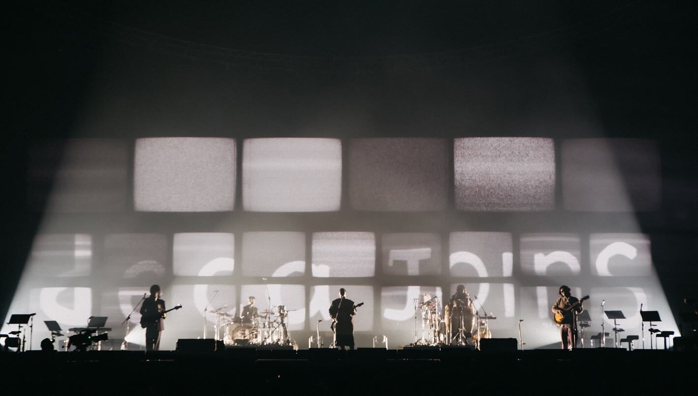 天堂與泥土台北專場順利落幕。
謝謝所有聽眾朋友，以及一起完成這場演出的技術人員、演出夥伴們。

謝謝hebe 、廣仲、嫺靜一起和我們演出，我想這些最好時光不只是我們會記得，所有觀者們也會帶走持續品嚐。

我們很快再見！

2024 deca joins《天堂與泥土》

主唱 / 吉他 鄭敬儒
吉他  楊尚樺
貝斯  謝俊彥
爵士鼓  陸浩釗
打擊樂  杜哲欣

＿＿＿

音樂總監  洪浚程 from陋室微光 
長笛 / 鍵盤	人間貓 NekoMou 
薩克斯風  廖莊廷 Justin Liao
合聲統籌  王彙筑 Hui Chu Wang
合聲  黃宇寒 Huang Yu Han
合聲  周書彥 Ryan Zhou
合聲  O.J 楊
外場音響師	游翔竹 from CoralWorks
外場音響助理	陳逸夫
內場音響師	王小天
音響系統工程師林立弘 @聲合有限公司 
舞台技師  蔡奇穆 / 江逢御 / 趙偉傑
鼓技師  余璨宇

＿＿＿

02/23 嘉賓
演出嘉賓	盧廣仲
製作統籌	程壬杰
經紀	洪詩婷 / 沈佑靜
技師	周谷淳 / 黃維凡 / 楊程淵 
音響師	林宗磊
02/24嘉賓
演出嘉賓  田馥甄

＿＿＿

客座嘉賓
演出嘉賓	陳嫺靜 Hsien Ching
化妝	石詮 Chuan Shih
髮型	Sundia Wen ( KC ARTISTS )
造型	Yee1yee @天使製造
執行	christytsai

＿＿＿

主辦單位	劉氏股份有限公司
合辦單位	歡樂沙西米有限公司
協辦單位	凡事策劃 Overarching Ideation Ltd. 
藝人經紀	培華 Sunday 星期天的歌工作室
企劃監製	deca joins
視覺設計	deca joins 鄭敬儒 

＿＿＿

總統籌	劉榮剛
專案統籌	林珮琪 Peggi Lin @凡事策劃
執行統籌	黃冠倫 / 林叔愷
行政統籌	陳彥均 / 吳思穎
數媒統籌	黃柏勳
媒體統籌	温裕民 / 李定福 / 余保奇（ 好朋友工作室 )
媒體統籌	王安宇 / 林明興（ 好朋友工作室 )
週邊統籌	Introbit / 楊薇娜 / 葉頌佳
專案執行	黃苡軒 / 張誌中 
經紀協力	陳巧妮 / 黑咩（ 黃怡婷 )
設計協力	葉頌佳 / 林之勤 Knight Lin
公關協力	葉思妤 Sz Yu
販售協力	劉容瑄 / 巫佩璇
聯名調酒	Moonrock 阿廖（ 廖乙哲 ) / 森文 SenWen

＿＿＿

造型設計  ROAD SIGN 一凡／Xiang
藝人髮型  Luke（ Club Nowhere )
平面攝影  陳藝堂 / Hung Hsu Chen
紀實片導演	李儒杰 Roger JC Lee 
紀實片攝影師	郭儀凡 Anna Kuo
花絮影像製作	straight up creative 質上創意
花絮影像統籌	Kris Li 李青桐
花絮攝影師	Kris Li 李青桐
花絮攝影師	Johnny Kao 高勝軍
花絮攝影師	Echen Wang 王逸丞
花絮剪輯師	Kris Li 李青桐
演出售票  KKTIX / TIXRE
＿＿＿

節目導演單位	必應創造 B'in Live Production 
製作人  莊惟惞 Crystal Chuang
執行導演  廖展榕
執行製作  陳怡馨 / 鄭溫秀
視覺設計  盧廣志 / Nas 翁靖惠 / 郭曉汝 / 小湯尼 
視覺設計  林凱 / 鄭利豐 / 陳俞靜（ 必應創造 )
視覺執行  戴婉婷（甘蔗影像） / 盧廣志
燈光設計執行	禾火設計 ANH Design 孫健峰
燈光助理  禾火設計 ANH Design 呂杰 / 盧虹伶
雷射設計執行	陳奕勳
舞台設計  R.W STUDIO 吳季倫
舞台設計助理	賴志杰
舞台監督  彭恩強
舞台監督助理	吳承曄
導播  劉名峯
助理導播  鄧淑賢

＿＿＿

硬體統籌單位	必應創造 B'in Live Production 
硬體統籌	彭恩強
硬體執行	吳承曄
舞台工程	城鎮事業有限公司
機關工程	城鎮事業有限公司
結構工程	必應創造股份有限公司
電力工程	助盛實業有限公司
視訊工程	必應創造股份有限公司
音響工程	必應創造股份有限公司
樂器工程	必應創造股份有限公司
燈光工程	必應創造股份有限公司
雷射工程	華爍科技企業有限公司
特效工程	宏益舞台特效有限公司
攝影工程	無限映像製作有限公司
後台佈置	玩美企業有限公司

＿＿＿

特別感謝：文化部流行音樂影視局、空氣腦唱片有限公司