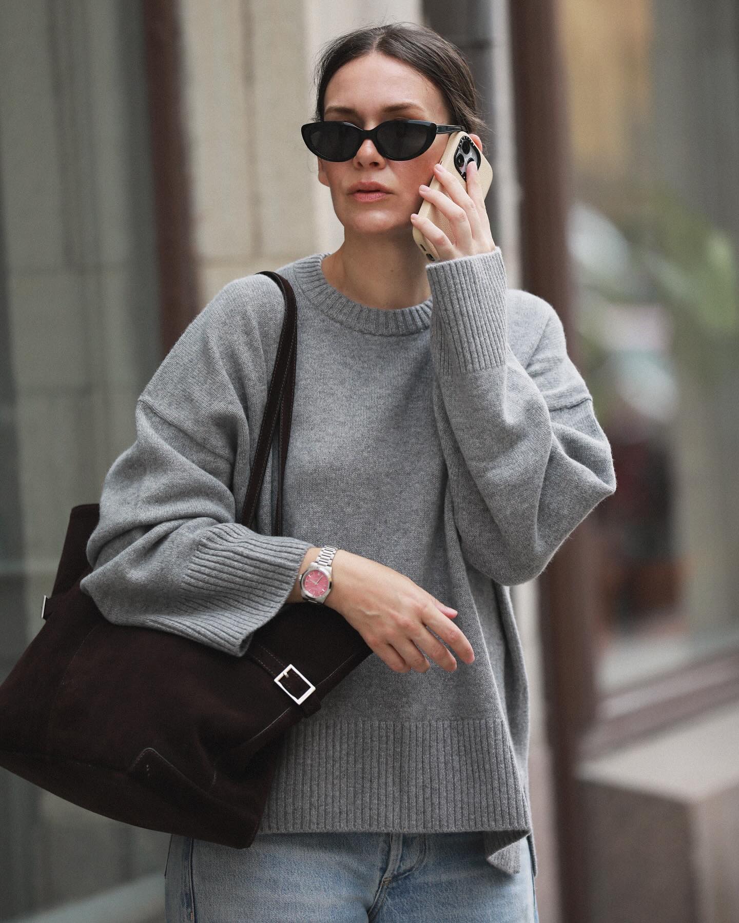 Pop of pink @longines 💗 #Eleganceisanattitude #LonginesConquest #WithmyLongines