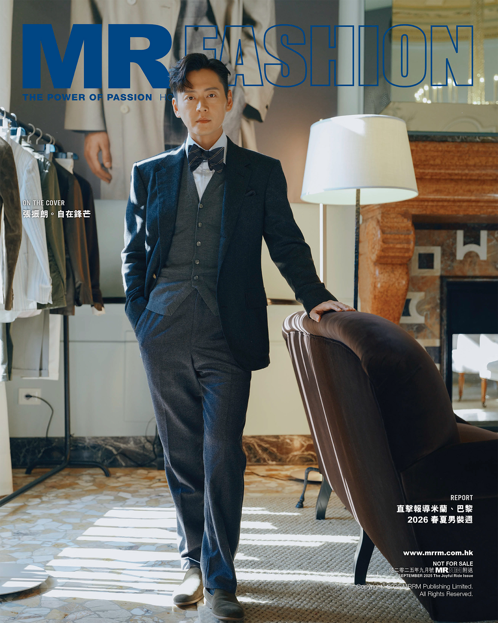 【MR│MR Fashion】張振朗 演員的與時俱進

從在學生時代為《MR》擔任模特兒，到現在已經是在鎂光燈下手握獎杯的實力派視帝，張振朗指：「說到時尚的轉變，我相信我現在已經穿不了當時擔任模特兒的那些衣服，因為年紀已經不一樣了。」隨著在演藝圈的摸爬滾打中褪去了稚嫩，張振朗對於時尚的理解，已然不再是依賴青春資本的潮流服飾，而是契合自己作為演員的年紀和身份，滿足出席各類場合需求的西裝正裝。西裝能夠透過剪裁、面料、顏色、細節的變奏，像演員在角色之間切換自如一般，靈活流動地適配各種情景的著裝風格和要求，可以是休閒鬆弛的寬鬆款式，可以是修飾身材的修身款式，可以是較為隆重、適合正式場合的孖襟和三件頭款式，也可以是他在頒獎典禮上見證了榮耀瞬間的DUNHILL 黑色青果領西裝搭配煲呔，或是出席今季 DUNHILL 時裝騷身穿的綠色西裝外套搭配藍白條紋襯衫和米白色西褲。

今期《MR》9月號隨書附送〈MR FASHION〉別冊，並由封面人物張振朗為大家演繹優雅自在的西裝穿搭。

PHOTO‧豆子
TEXT‧Jason
WARDROBE‧@dunhill

#mrrm #mrrmhk @owencheung #張振朗 #OwenCheung #dunhill #奪命提示 #反黑英雄 #TVB