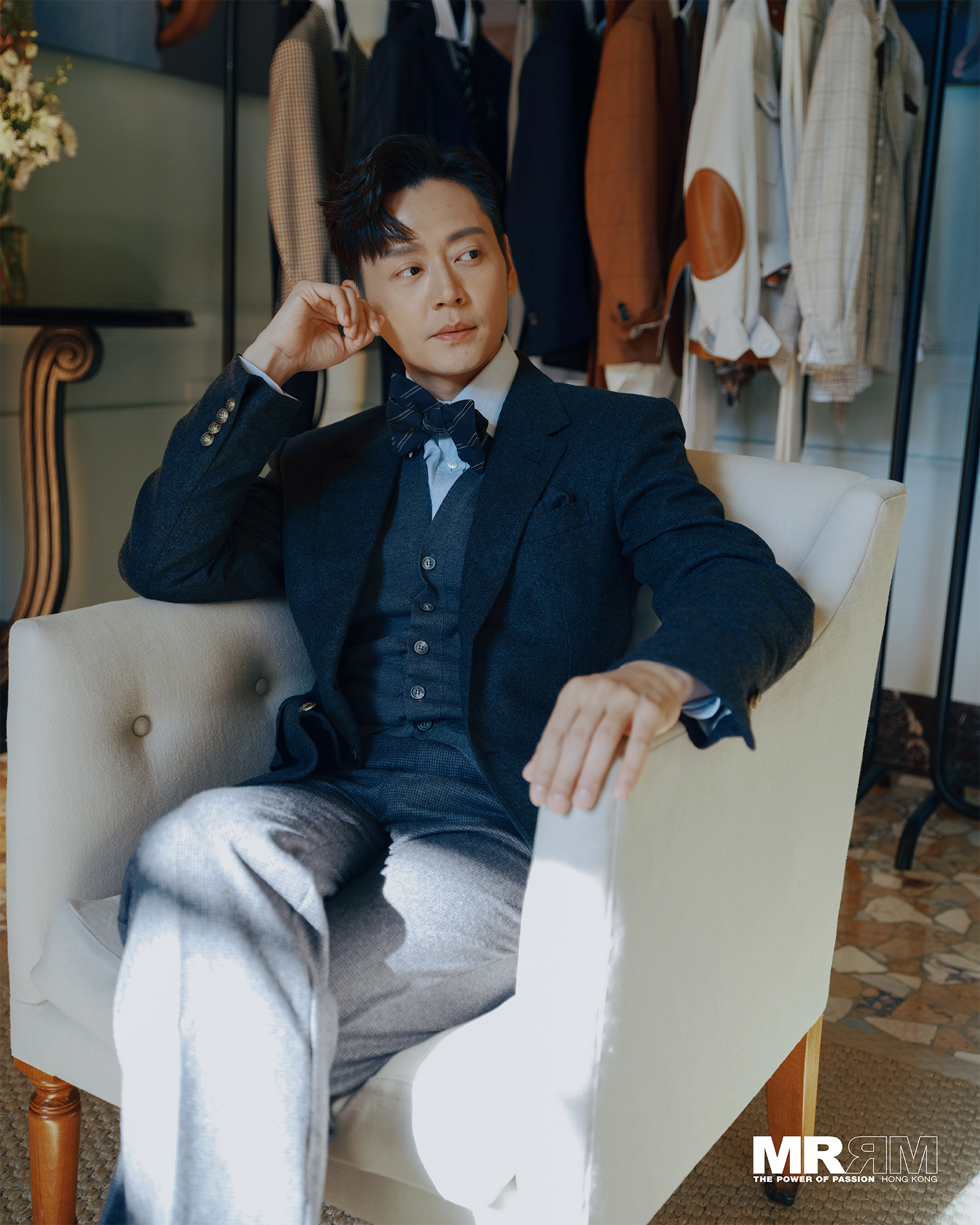 【MR│MR Fashion】張振朗 演員的與時俱進

從在學生時代為《MR》擔任模特兒，到現在已經是在鎂光燈下手握獎杯的實力派視帝，張振朗指：「說到時尚的轉變，我相信我現在已經穿不了當時擔任模特兒的那些衣服，因為年紀已經不一樣了。」隨著在演藝圈的摸爬滾打中褪去了稚嫩，張振朗對於時尚的理解，已然不再是依賴青春資本的潮流服飾，而是契合自己作為演員的年紀和身份，滿足出席各類場合需求的西裝正裝。西裝能夠透過剪裁、面料、顏色、細節的變奏，像演員在角色之間切換自如一般，靈活流動地適配各種情景的著裝風格和要求，可以是休閒鬆弛的寬鬆款式，可以是修飾身材的修身款式，可以是較為隆重、適合正式場合的孖襟和三件頭款式，也可以是他在頒獎典禮上見證了榮耀瞬間的DUNHILL 黑色青果領西裝搭配煲呔，或是出席今季 DUNHILL 時裝騷身穿的綠色西裝外套搭配藍白條紋襯衫和米白色西褲。

今期《MR》9月號隨書附送〈MR FASHION〉別冊，並由封面人物張振朗為大家演繹優雅自在的西裝穿搭。

PHOTO‧豆子
TEXT‧Jason
WARDROBE‧@dunhill

#mrrm #mrrmhk @owencheung #張振朗 #OwenCheung #dunhill #奪命提示 #反黑英雄 #TVB