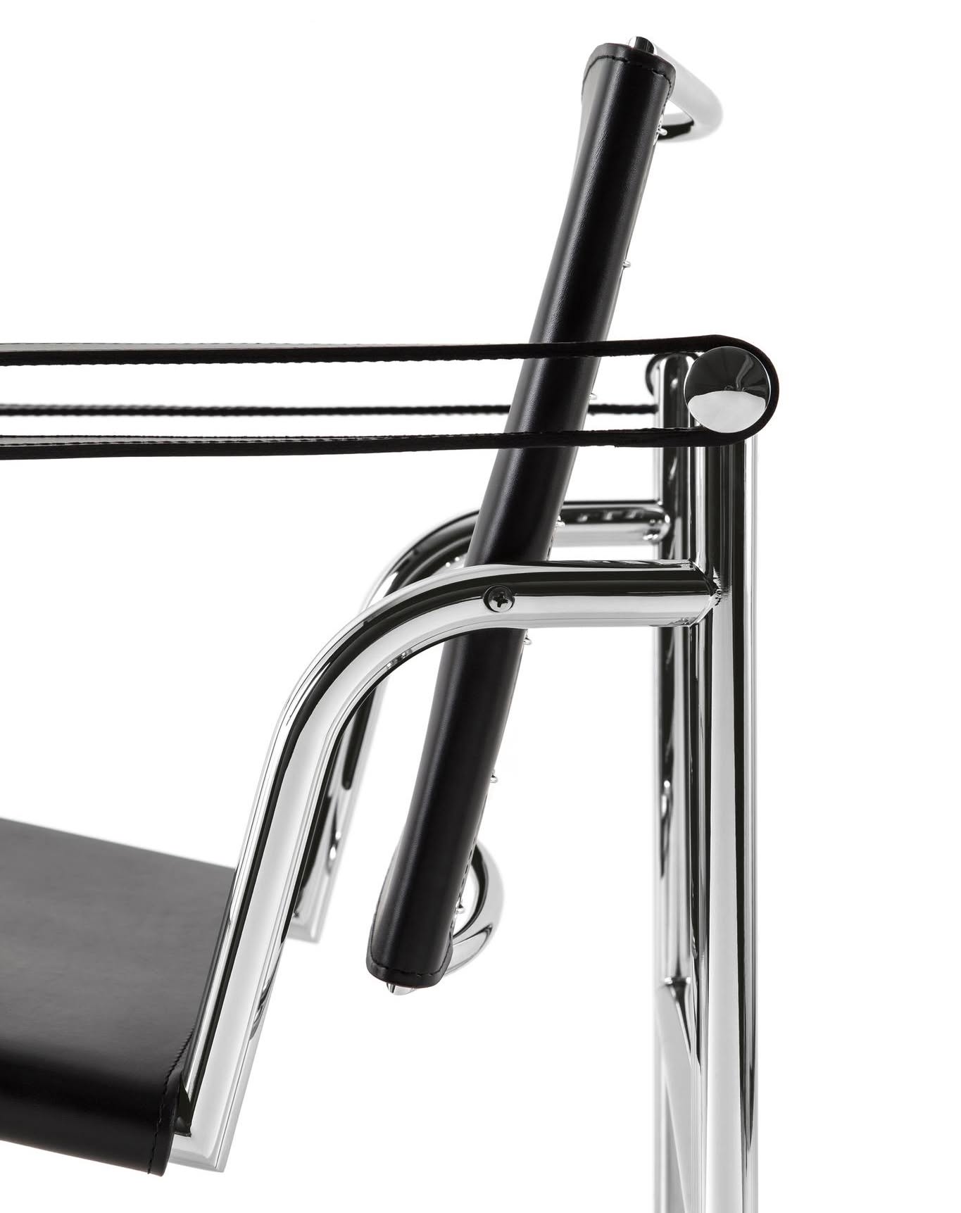 A homage to authenticity and craftsmanship.
Each piece reflects care, integrity and refined execution, honouring its essence while revealing the enduring sophistication of timeless design.

#Cassina #StagingModernity #LeCorbusier #PierreJeanneret #CharlottePerriand #60Anniversary