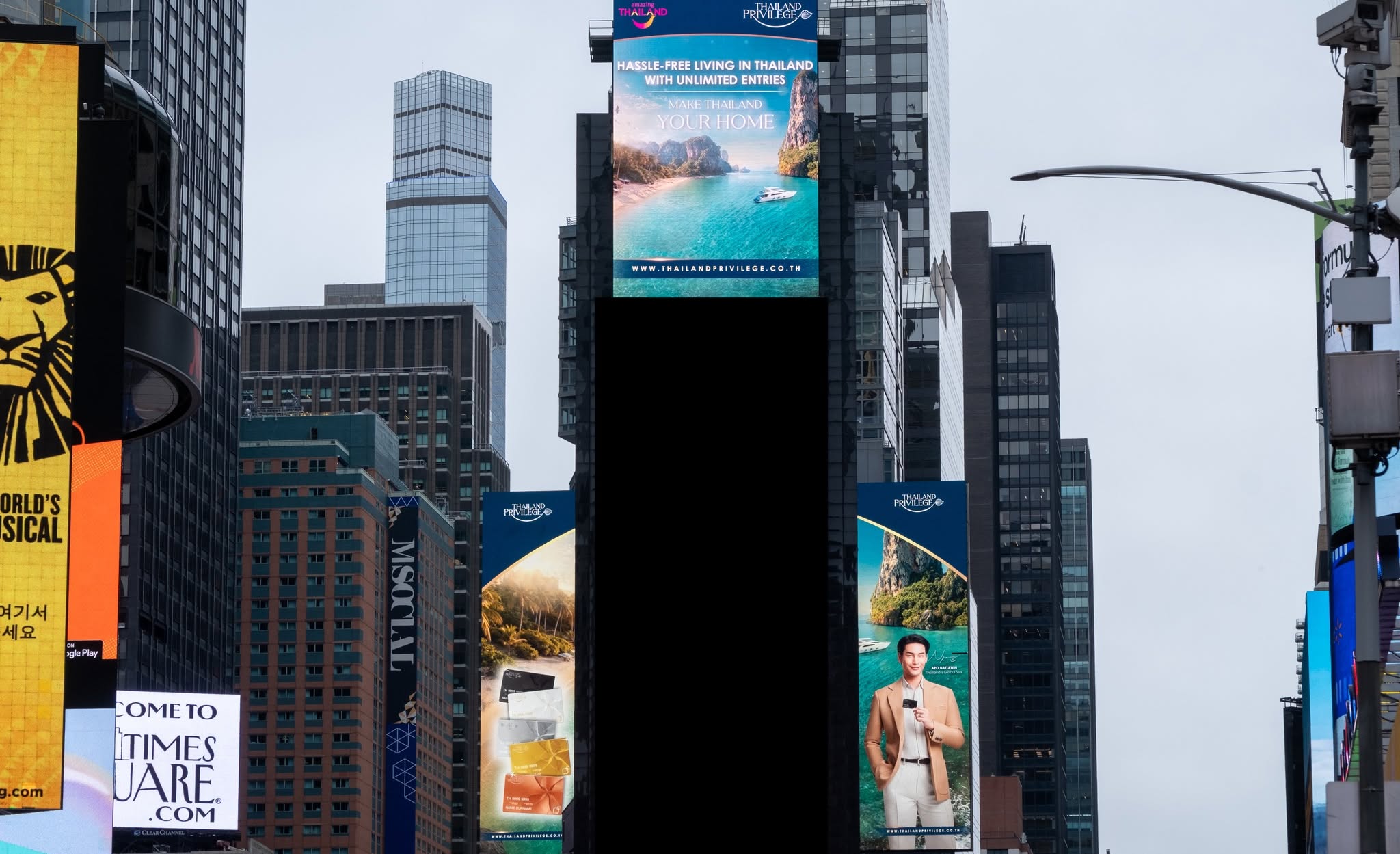 Thailand Privilege Card proudly presents our Global Brand Ambassador on the world stage at New York Time Square, Shanghai, Singapore and more. Let’s Make Thailand Your Home with Thailand Privilege Card.

#ThailandPrivilegexApo
#ThailandPrivilege #ThailandPrivilegeCard #ThailandPrivilegeGlobalBrandAmbassador 
#MakeThailandYourHome #ApoNattawin