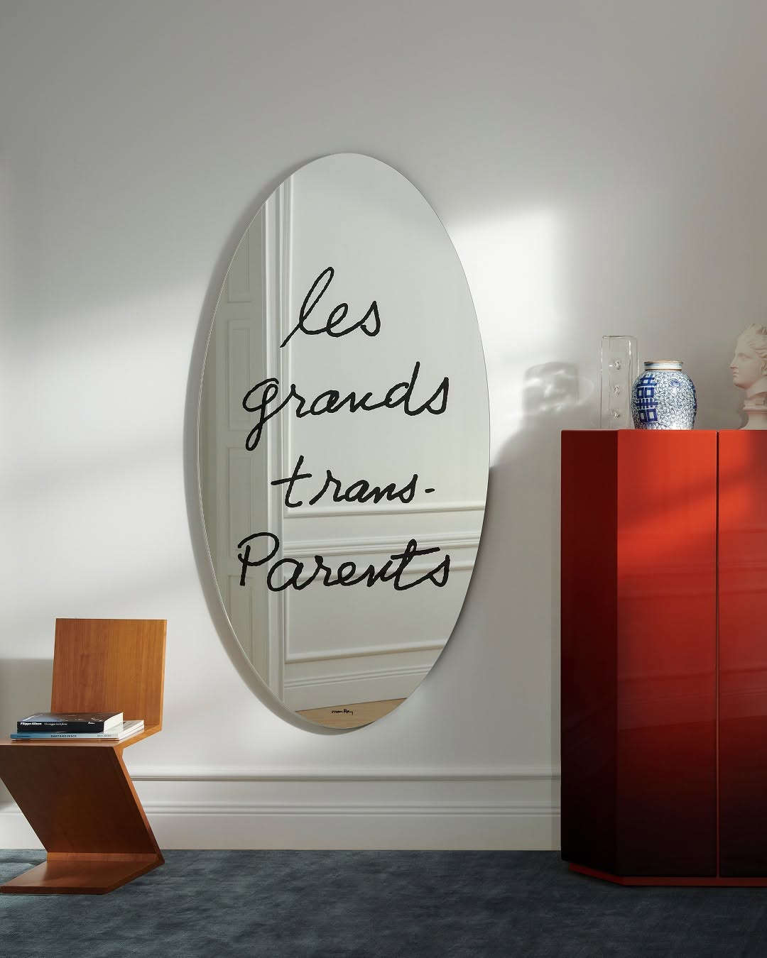 A mirror with a message. With surrealist wit and poetic irony, les grands trans-Parents transforms everyday reflections into a conceptual experience, filtering reality through wordplay.

les grands trans-Parents
by Man Ray
Photo credits: @paola_pansini 
#Cassina #ManRay