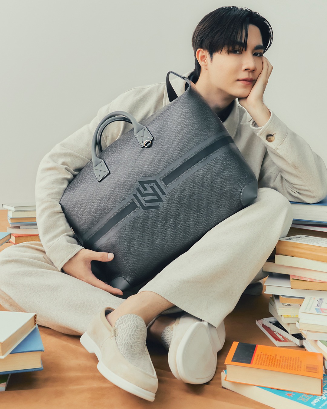 แคมเปญ  Be Zee ถ่ายทอดคาแร็กเตอร์สุขุมอบอุ่นของ ซี พฤกษ์ @zeepruk ที่มาพร้อมไอเทมใช้งานได้ทุกวันและแมทช์ได้ทุกทริป โดดเด่นด้วยกระเป๋าแฟมิลี่ Link ที่มีเอกลักษณ์เป็นลายสไตรป์ในหลายดีไซน์ 

ช้อปสินค้าได้แล้ววันนี้ที่ LYN ทุกสาขา | ออนไลน์ที่ LYNACCS.COM | LINE Official lynaccs

#LYN #LYNaccs #LYNInfinite #LYNXZEEPRUK