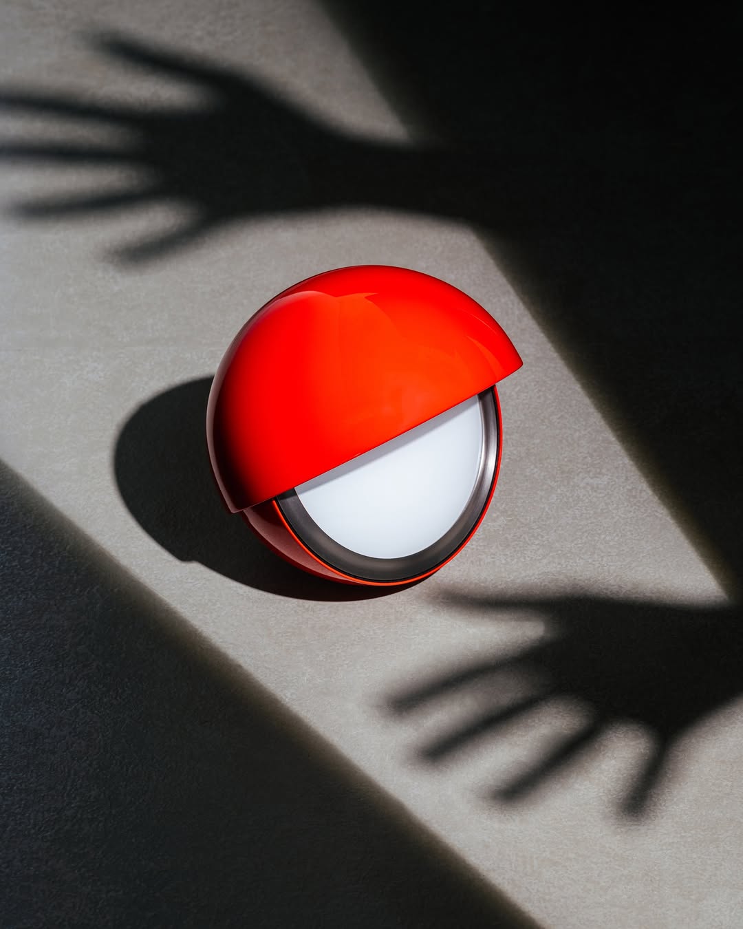 Shadow play

Palpebra
by Ico Parisi

Lights on.

Light is a fluid presence, shaped by motion and time.
Palpebra not only illuminates. Mimicking the human eye, its intensity and angle can be adjusted to invoke dramatic shadows and luminous clarity.

Lights off.

#Cassina