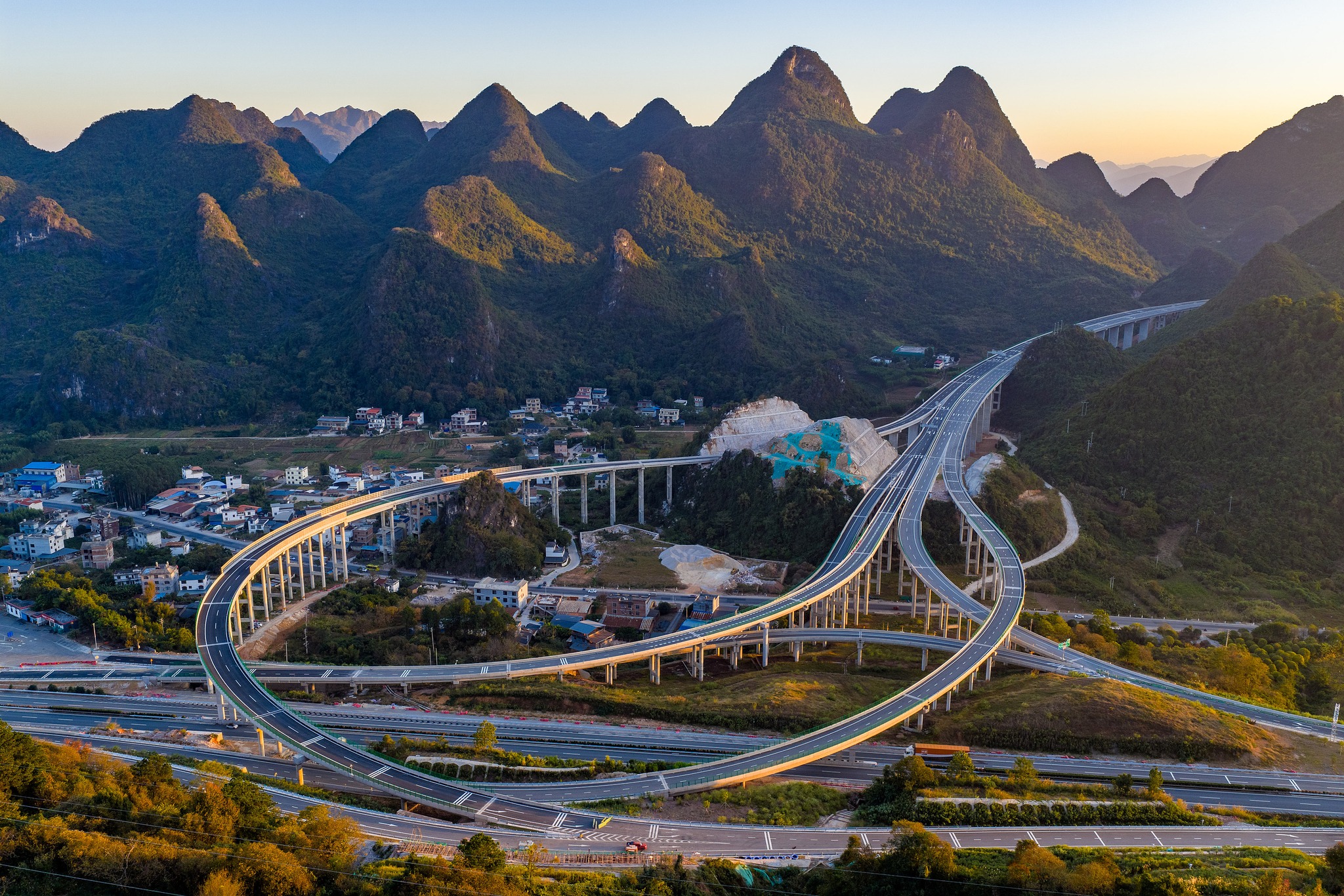 This interchange hub on the Pingle-Zhaoping Expressway, located in Pingle County, south China's Guangxi, is where mountain beauty meets engineering mastery. The 53.3-kilometer-long #expressway is expected to open to #traffic by the end of the year. #ChinaModernization