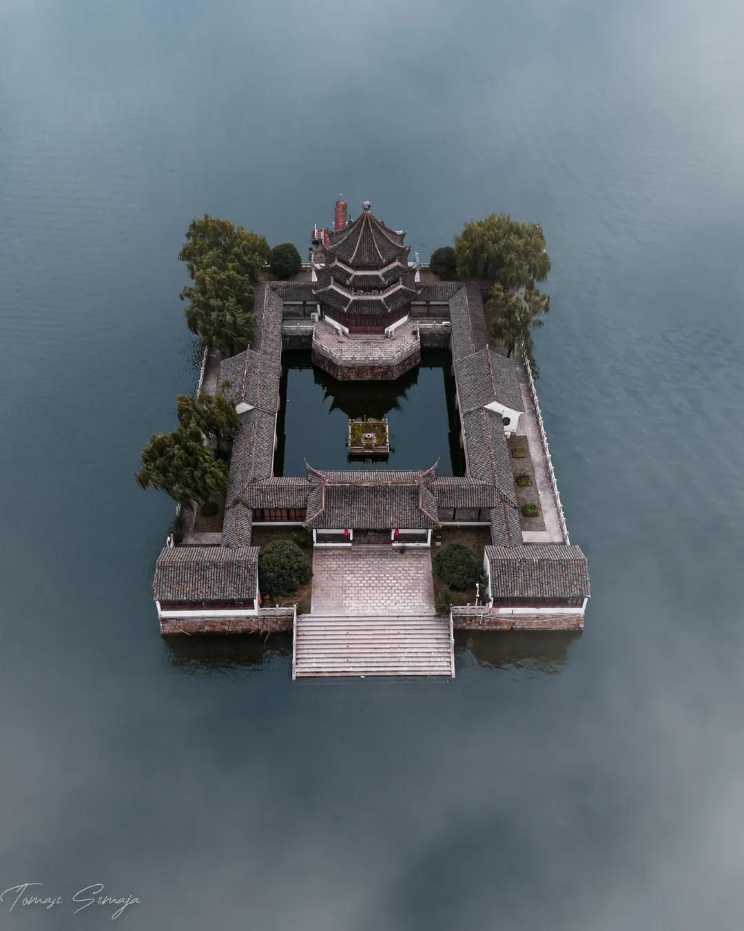 Classic spot in Suzhou 😉
▪️
#hellofrom #chinatravel #苏州 #suzhou
———————————————————————
Photo by @dpmf0to
————————————————————————
Selected by @smile.shiu
Tag @Chinadestinations and use hashtag #Chinadestinations to be featured.
————————————————————————
小红书 Red Note: Chinadestinations
————————————————————————
Welcome to join our Wechat group to meet more Instafriends.
By Adding Official Wechat Account 【InstaCN】to reply 【group】
————————————————————————
搜索微信公众号【InstaCN】，回复【入群】结识更多Instafriends
————————————————————————
#chineseculture #travelblogger #travelguide #earthfocus #passionpassport #travel #travelchina