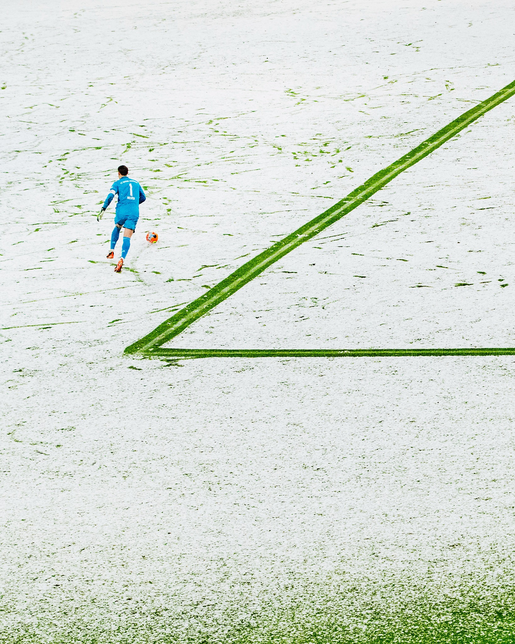 Walking in a GOAT wonderland 🐐☃️

#Bundesliga | @FCBayern | @ManuelNeuer