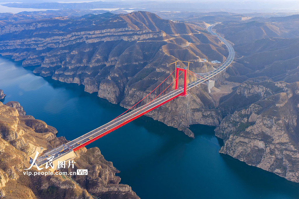The Yellow River Three Gorges Bridge on the Jiyuan-Xin'an Expressway completed load tests on Friday in central China's Henan Province, bringing it a step closer to opening by the end of December. With a total length of 1,688.5 meters and a main span of 555 meters, the suspension #bridge will cut the #travel time between Jiyuan City and Xin'an County in Luoyang City from two hours to 20 minutes. #ChinaModernization