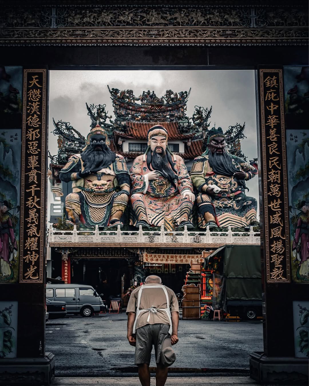 生活中的小確幸 Little moment in life

「就這樣的1/200秒我們相遇了 」

2021.03.24
▪️
#hellofrom #chinatravel #台湾 #嘉邑镇天宫 #taiwan 
———————————————————————
Photo by @handble
————————————————————————
Selected by @smile.shiu
Tag @Chinadestinations and use hashtag #Chinadestinations to be featured.
————————————————————————
小红书 Red Note: Chinadestinations
————————————————————————
Welcome to join our Wechat group to meet more Instafriends.
By Adding Official Wechat Account 【InstaCN】to reply 【group】
————————————————————————
搜索微信公众号【InstaCN】，回复【入群】结识更多Instafriends
————————————————————————
#chineseculture #travelblogger #travelguide #earthfocus #passionpassport #travel #travelchina