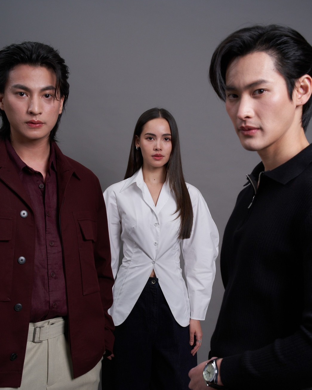 สิ้นสุดการรอคอย! ช่อง 3 เปิดภาพแรกฟิตติ้ง #ตะวันลวง ละครฟอร์มใหญ่ จากค่าย Maker K เสิร์ฟเซอร์ไพรส์ส่งท้ายปี ดึง “ญาญ่า–กลัฟ–เก้า”ประชันเดือดบนหน้าจอ
.
 แฟนๆ พากันชื่นชมเคมีใหม่ที่ดูสดแรง และแตกต่างกว่าที่เคยเห็น นอกจากนักแสดงระดับแม่เหล็กแลัว ยังได้ผู้จัดและทีมเขียนบทระดับคุณภาพมาร่วมงาน ส่งสัญญาณความเข้มข้นทั้งในพล็อตและโปรดักชันแบบจัดเต็ม เรียกว่าปล่อยเพียงภาพฟิตติ้ง ก็ทำให้อดใจรอไม่ไหว ส่วนกำหนดออนแอร์นั้น 
.
แฟนๆ เตรียมลุ้นข่าวดีจากช่อง 3 ได้เร็วๆ นี้ บอกเลยว่างานนี้ต้องมีอะไรให้อึ้งอีกแน่นอน