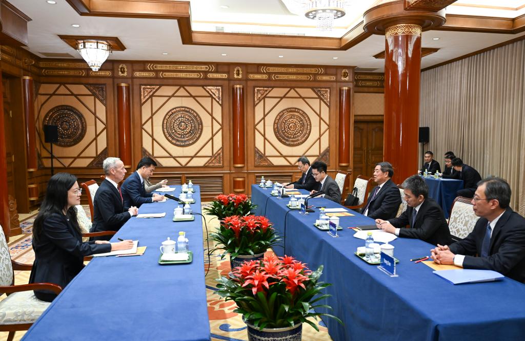 Chinese Vice Premier He Lifeng emphasized on Tuesday that China and the United States should continuously lengthen the list of cooperation and shorten the list of problems between the two sides.

He, also a member of the Political Bureau of the Communist Party of China Central Committee, made the remarks during a meeting with Craig Allen, Senior Counselor at the Cohen Group, in #Beijing.