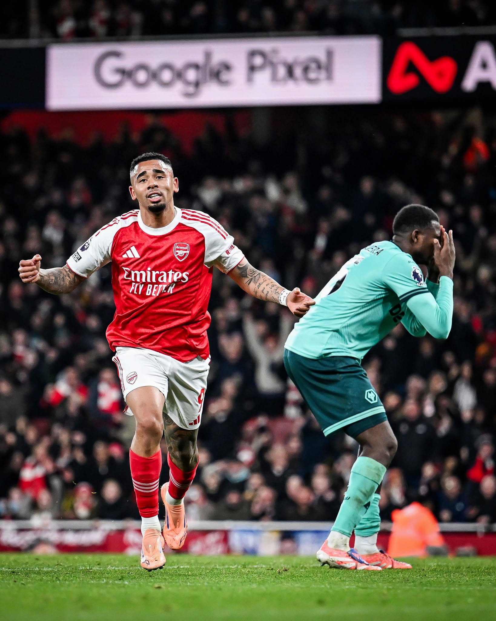 Arsenal snatch the win at the death thanks to 𝐚𝐧𝐨𝐭𝐡𝐞𝐫 Wolves OG 😮‍💨

70'—Wolves OG
90’—Wolves equalize
90+4’—Wolves OG