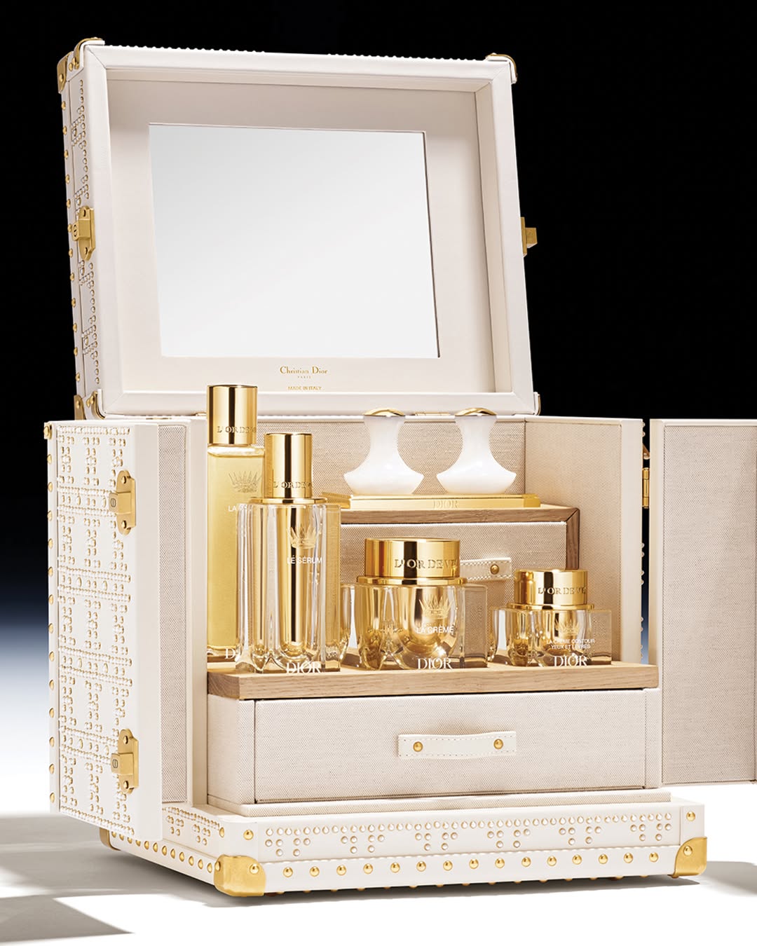The House of Dior presents the ultimate expression of luxury: La Malle L’Or de Vie. It unveils the entire L’Or de Vie longevity masterpieces collection in a bespoke trunk limited to 5 pieces. A creation beyond exceptional, echoing these cosmetic jewels – designed to stand the test of time.
 
#DiorBeauty #DiorSkincare #DiorlOrdeVie