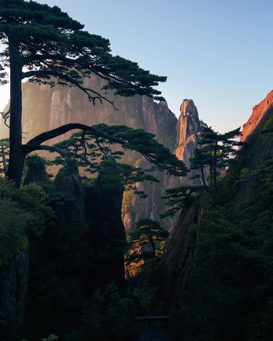 Dawn
▪️
#hellofrom #chinatravel #黄山 #huangshanmountain 
———————————————————————
Photo by @wim.solheim
————————————————————————
Selected by @smile.shiu
Tag @Chinadestinations and use hashtag #Chinadestinations to be featured.
————————————————————————
小红书 Red Note: Chinadestinations
————————————————————————
Welcome to join our Wechat group to meet more Instafriends.
By Adding Official Wechat Account 【InstaCN】to reply 【group】
————————————————————————
搜索微信公众号【InstaCN】，回复【入群】结识更多Instafriends
————————————————————————
#chineseculture #travelblogger #travelguide #earthfocus #passionpassport #travel #travelchina