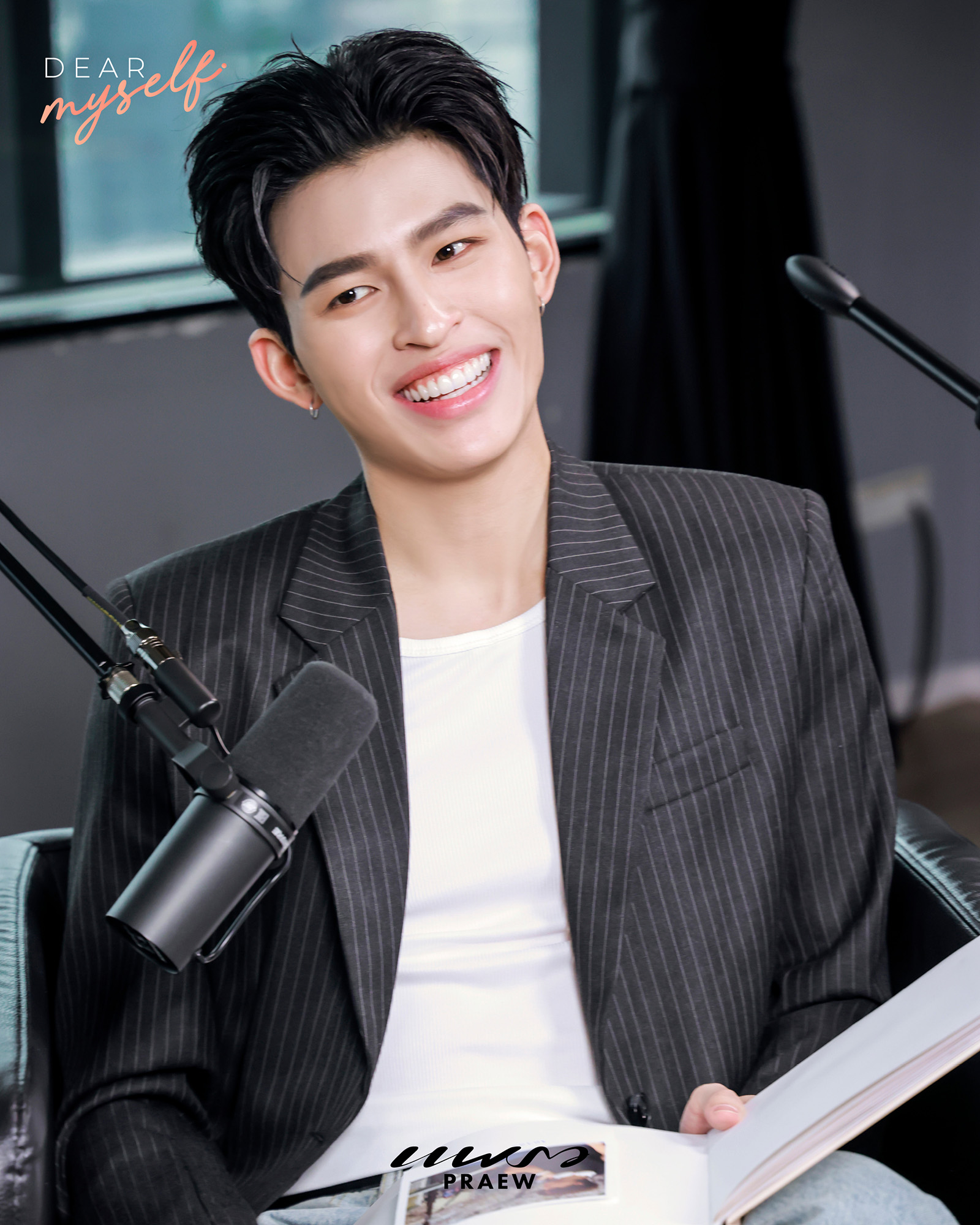 เส้นทางที่เต็มไปด้วยแสงสี แต่เบื้องหลังความสำเร็จที่งดงาม มักมีเรื่องราวความสัมพันธ์อันลึกซึ้งที่หล่อหลอมให้ศิลปินแต่ละคนเติบโตและแข็งแกร่งขึ้น และนี่คือเรื่องราวที่ไม่เคยเปิดเผยที่ไหนมาก่อนของ 2 นักแสดง ปอนด์-ณราวิชญ์ เลิศรัตน์โกสุม และ ภูวินทร์ ตั้งศักดิ์ยืน ที่จะพาไปสัมผัสช่วงเวลา 5 ปี แห่งมิตรภาพ
.
รับชม Dear Myself EP.25 📍 วันจันทร์ที่ 15 ธ.ค. 2568 เวลา 19.00 น. ทาง YouTube : Praew Magazine และ Praew Podcast
.
https://youtu.be/AW6AVagc4Os?si=MLnFoZAVVgMlJSWi
.
#DearMyselfxPondPhuwin
#DearMyself #PraewMag
#PondPhuwin #ปอนด์ภูวินทร์
#MeAndTheeSeries