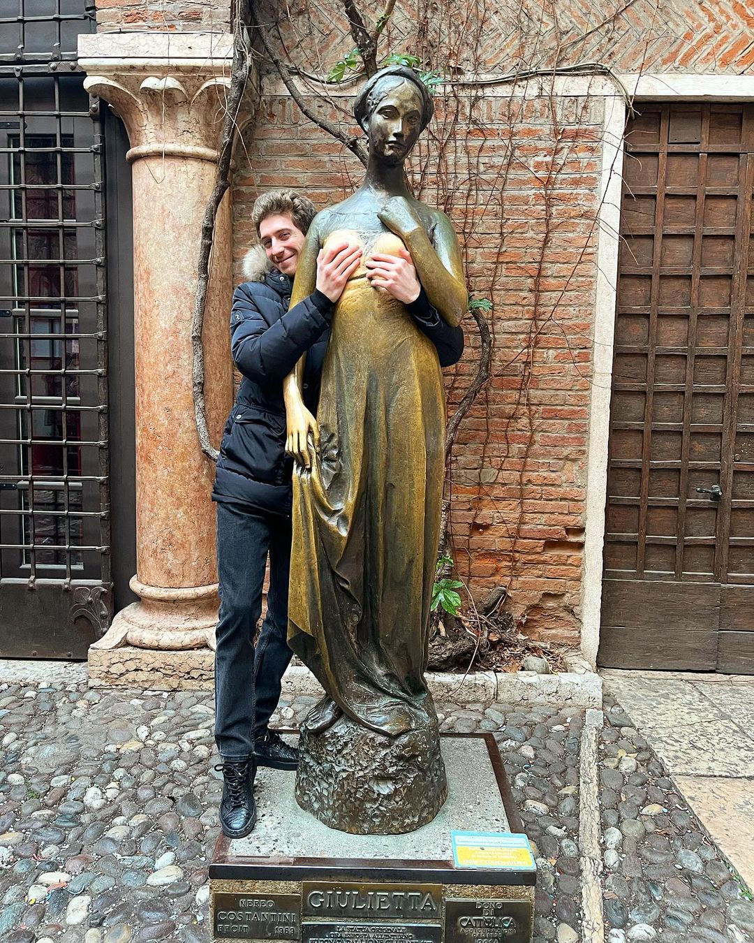 Casa di Giulietta ( Дом Джульетты ) 🇮🇹

В Вероне говорят, чтобы обрести счастье в любви, нужно прикоснуться к правой груди статуи. Проверил своевременно😂🤌🏻

#moriskvitelashvili #italy #verona #casadigiulietta