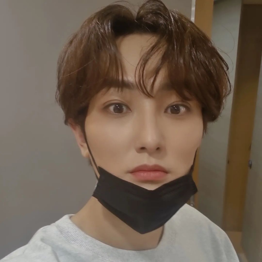 진짜 셀카는..
#화난거아님#졸린거아님#셀카은퇴