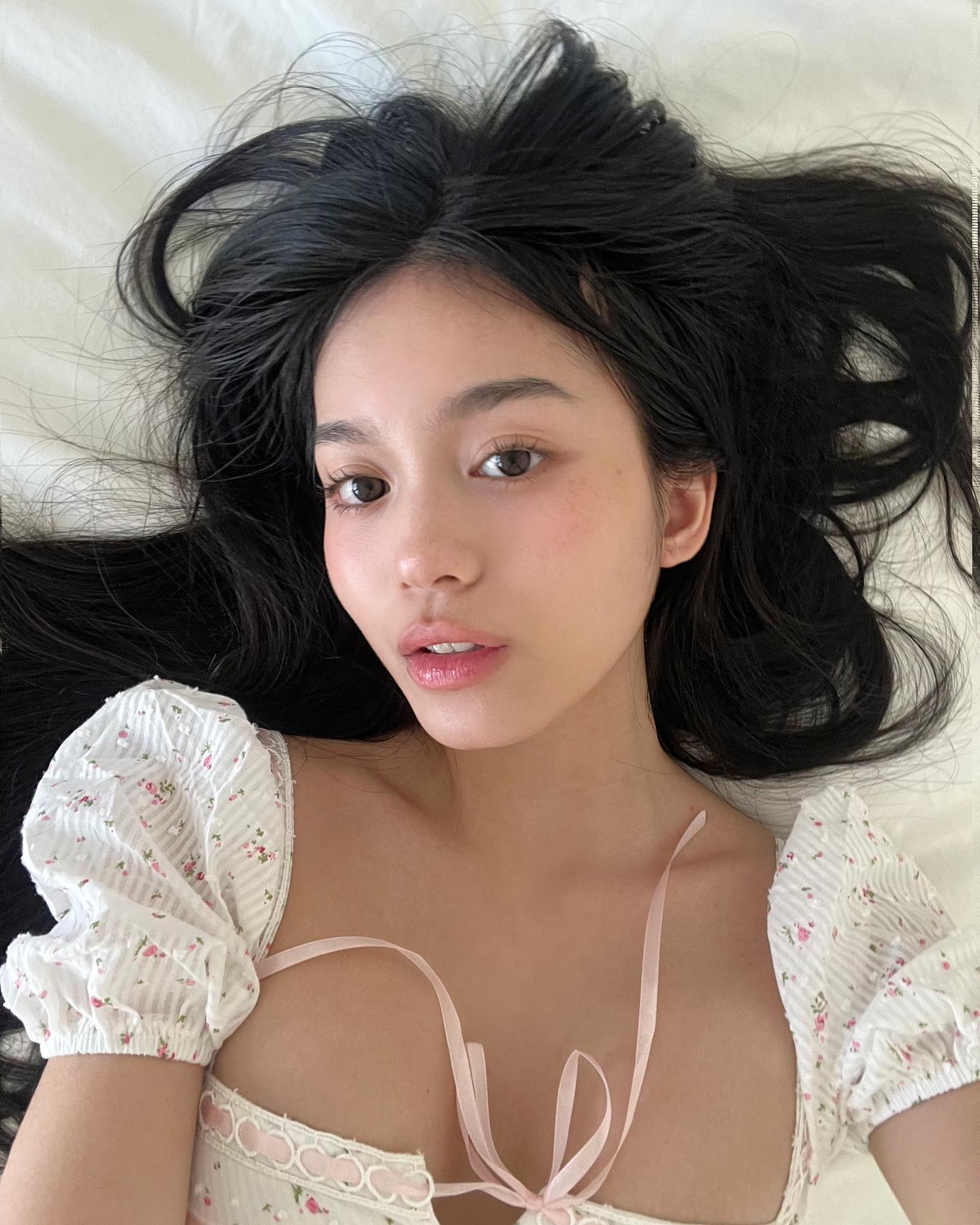 "no makeup"...that is actually a full face of makeup 🤡 doing natural makeup requires so much more attention to detail 🔍 i can usually tell when ppl are wearing makeup based on their eyebrows, so i opted for a clear brow wax to shape my brows here instead 🫧 another key detail of this look was using pink liner to emphasize the little dip in the outer corner of my eyes bc the nude-ish pink blends into the natural color of my waterline better 🫶 the result looks like minimal makeup, when im wearing just as much makeup as i usually do!

#makeup highlights:
@narsissist radiant creamy concealer #vanilla
@dinto_cosmetic via @stylekorean_global wooncho blur glowy foundation #932 sage wooncho
@dinto_cosmetic via @stylekorean_global dante one by one lash definer #401 warm black
@lottielondon mega brow brow wax
@periperaofficialusa ink velvet lip liner #01 rosy nude
@periperaofficialusa ink the velvet lip tint #17 rosy nude
@olens_contactlens eyelighter glowy black colored contacts