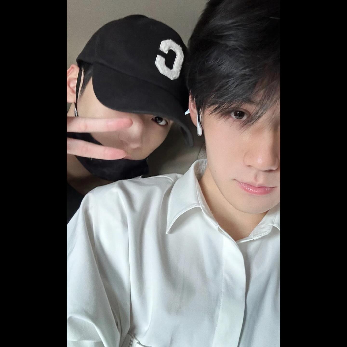 浩翔生日快乐。 从小到大，我们大部分时间都陪伴在彼此身边，聊过往，聊期待，同频同向。很开心这次生日也是陪在你身边度过的，看着你途经时间的分秒，从十八岁迈向十九岁。
祝你的十九岁继续向前热烈奔跑，继续一起从近海奔赴远洋踏浪。也希望你永远生活在爱的温暖屋里，自由自在。
呼安说，祝干爹生日快乐，天天快乐🎂