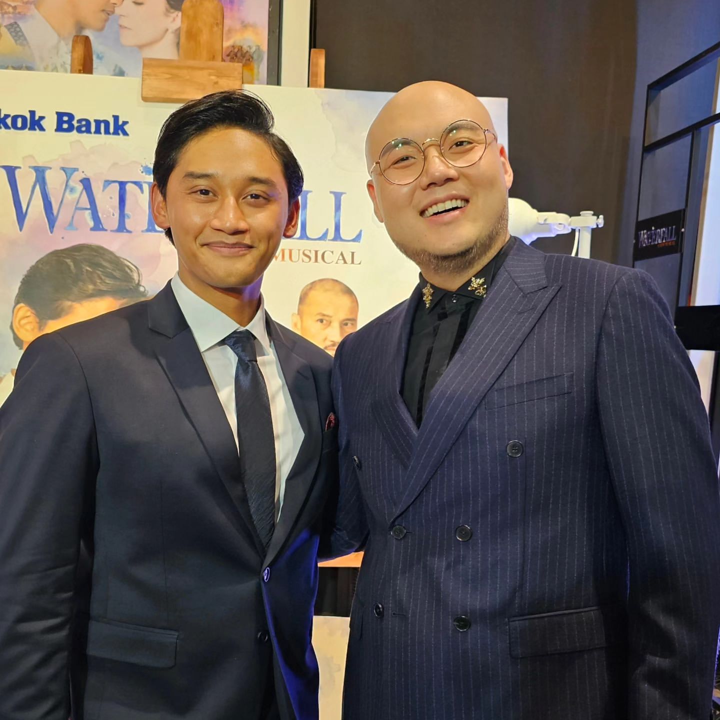 ทุก คน ควร ไป ดู Waterfall The musical 

ถ้าคุณคิดว่า #ความว้าว ของละครเวทีเรื่องนี้มีแค่การเนรมิต #น้ำตกมิตาเกะ มาไว้บนเวที ผมจะบอกว่าคุณคิดผิด 

เพราะคุณจะค้นพบ #ความว้าว ในระดับน้ำตกมิตาเกะนี้ในทุกๆ มิติของละคร 

นักแสดงบรอดเวย์ที่ยกทัพกันมาเต็มเวที ส่งพลังทั้งเสียงร้อง และการแสดงไปทั่วทุกมุมของโรงละครไม่ว่าคุณจะนั่งอยู่ตรงไหน มันดีงาม สะท้าน และขนลุกมากจริงๆ 

การออกแบบท่าเต้นที่ project ความหมายของเพลงออกมาเป็นท่วงท่า และบล็อกกิ้งที่เหนือชั้นมาก 

เพลง ด้วยความที่เค้าใช้เพลงเล่าเรื่องเป็นส่วนใหญ่ ตรงที่เป็นบทสนทนา ทำนองเพลงอาจจะไม่ได้ฟังง่ายมาก แต่มันช่วยส่งอารมณ์ของตัวละครได้ดีมากสำหรับผม ส่วนเพลงโซโล ดูเอ็ทนั้นเรียกได้ว่ารวมทั้งกลิ่นอายไทย ญี่ปุ่น อเมริกันมาผสานไว้อย่างลงตัวในละครเรื่องเดียว ทำนองเพลงไทยก็คือเพราะมาก เพลงอเมริกันก็มีทั้งสนุก แซ่บ ซึ้ง 

ถ้ากังวลเรื่องภาษา เค้ามี subtitle ให้ และเรื่องราวมันดัดแปลงมาจากข้างหลังภาพ ซึ่งเราคนไทยคุ้นกันอยู่แล้ว นอกจากนั้น เชื่อใจนักแสดงแคสนี้ได้เลยว่าการแสดงของเค้าจะดึงให้คุณเข้าถึงอารมณ์ได้ไม่ยากเลย 

รีบๆ ไปดูกันเถอะ ละครเวทีดีขนาดนี้ เปิดการแสดงถึงแค่ 1 ตุลาคมนี้เท่านั้น