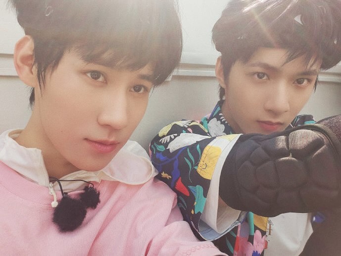 十八岁的耀文生日快乐🎂 
这是和十七岁的耀文的合照，那天在户外录制，我们靠在一起拍的，记录了那刻相同的温度，记住了那个很炎热但同样勇敢的盛夏。
现在年月的白驹跨越盛夏，抵达了明澈浪漫的秋。你的成年好似拥有一种特殊的仪式感，很多爱你的人也陪伴你一起踏入了一个新的阶段。勇敢地做自己想做的事情吧，如果有时候想要适当地放慢脚步，那就遵循自己的心意，好好体会当下的感受。
成长恰逢其时，前方不是未知数，因为目标在心中。希望你可以在最开心的状态里，做最喜欢的自己。
祝你的十八岁，圆满且精彩。