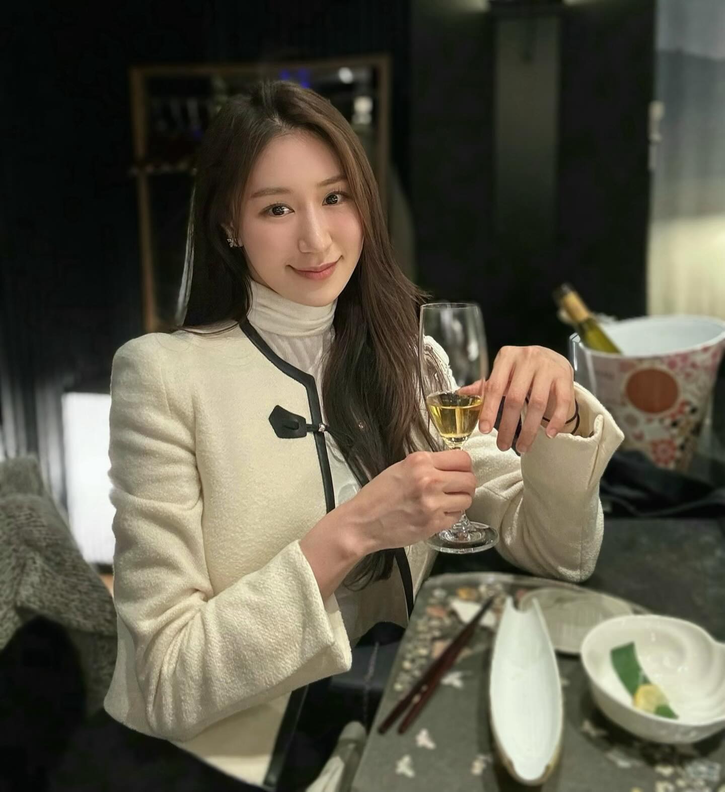 스시상현에서 인연이 된 이동준쉐프님🙆‍♀️
긴자블루청담으로 옮기시고 초대해주셔서 다녀왔어요!
역시 동준쉐프님의 손맛은 최고입미당😆👍
덕분에 너무너무 맛있게 잘 먹고 갑니당 감사합니당🙏
긴자블루청담은 처음이였는데 인테리어도 고급스럽고
분위기도 좋고 사진도 잘나와서 대만족입니당😆
그리고 마지막 사진.. 꼭 초코롤케잌같지 않나요🤣ㅋㅋ

#긴자블루청담 #청담오마카세 #가성비갑 #광고아님