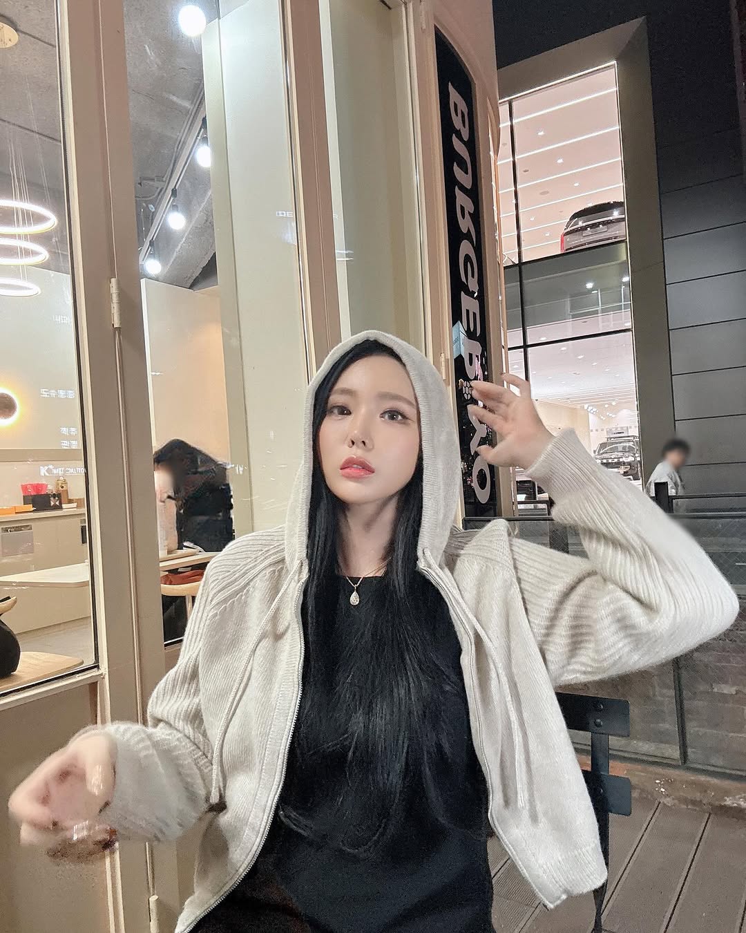 아주~~간만에 일끝난후 사무실이아닌 #압구정마실🎶 
#게살버거 생각보다 맛있눼~~ㅋ #모두들굿밤🌙