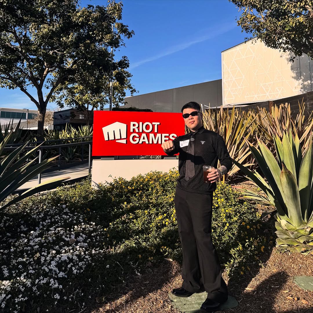 After playing games for more than ten years, I finally had the honor to visit the company headquarters today.👊