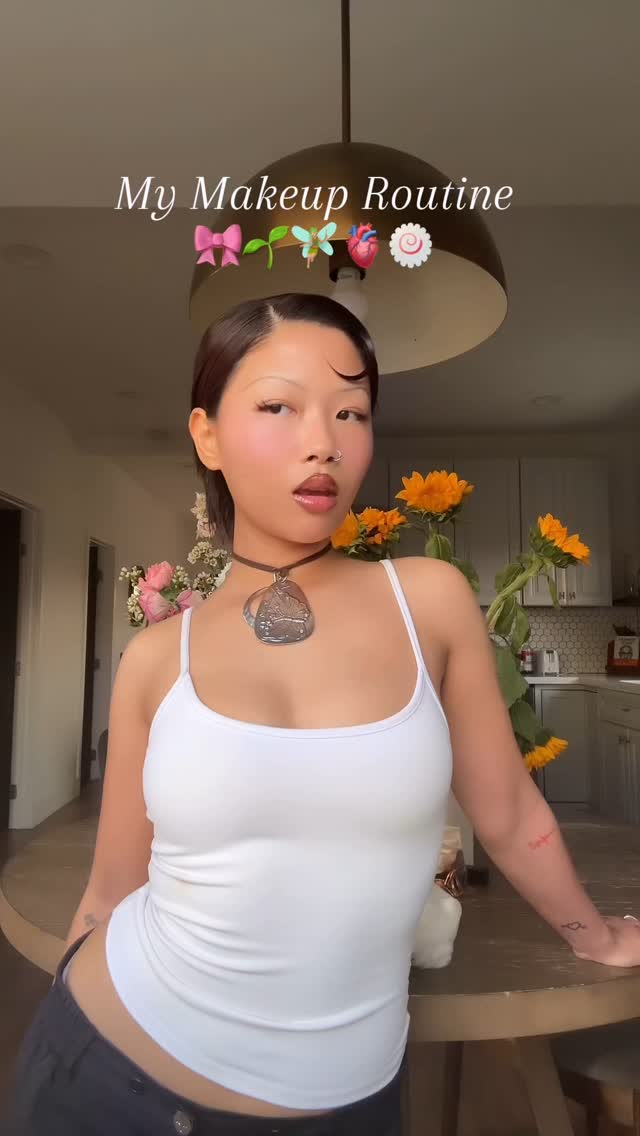 🌱🧚🏼🍥 Do I look like Angelina Jolie’s twin? 🧐😝
🎀Concealer: @giorgioarmani luminous silk 6
🎀Brow pencil: @elfcosmetics 
🎀Lashes: Amazon 
🎀 mascara: @milkmakeup kush high roll 
🎀Blush: @yslbeauty make me blush 66
🎀Lipliner: @maccosmetics chestnut 
🎀Lipgloss: @guerlain 258 rose glow 
🎀Freckles: @freck