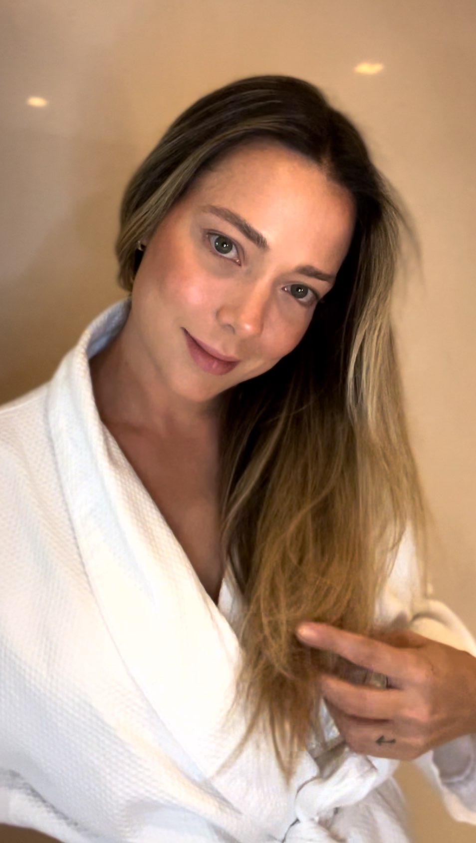 Hola amores esta es una gama capilar vegana con los activos naturales . @somnishair 
Dándonos un resultado perfecto en una sola aplicación gracias a su acción 2 en 1 , limpia y acondiciona .
Perfecto para utilizar en nuestro día a día ahorrando agua, tiempo y energía .
También son perfectos para llevarlos al gym, de viaje y en muchas ocasiones más.
Estos productos tienen dos gamas aptas para los peques de la casa , ya que son libres de parabenos, sulfatos y siliconas .

Oi amores, essa é uma linha de produtos para cabelo, vegana e com ativos naturais.
Dando um resultado perfeito já na primeira aplicação pois tem uma ação 2 em 1, limpa e acondiciona.
Também são práticos e perfeitos para levar na academia, viagem…
Os produtos podem ser usado em crianças pois são livres de parabenos e silicone.

Vendas en España y Portugal
Enlace por stories 
Código de descuento: CAROLINA10