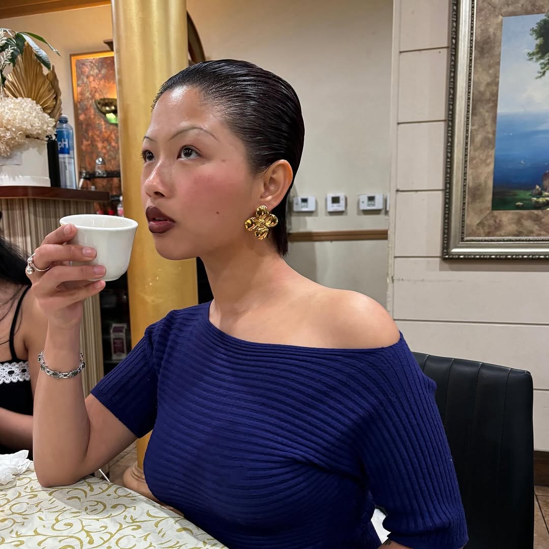 Who said a Cambodian girl with short hair can’t eat a cheese burger and drink tea at the same time 😒