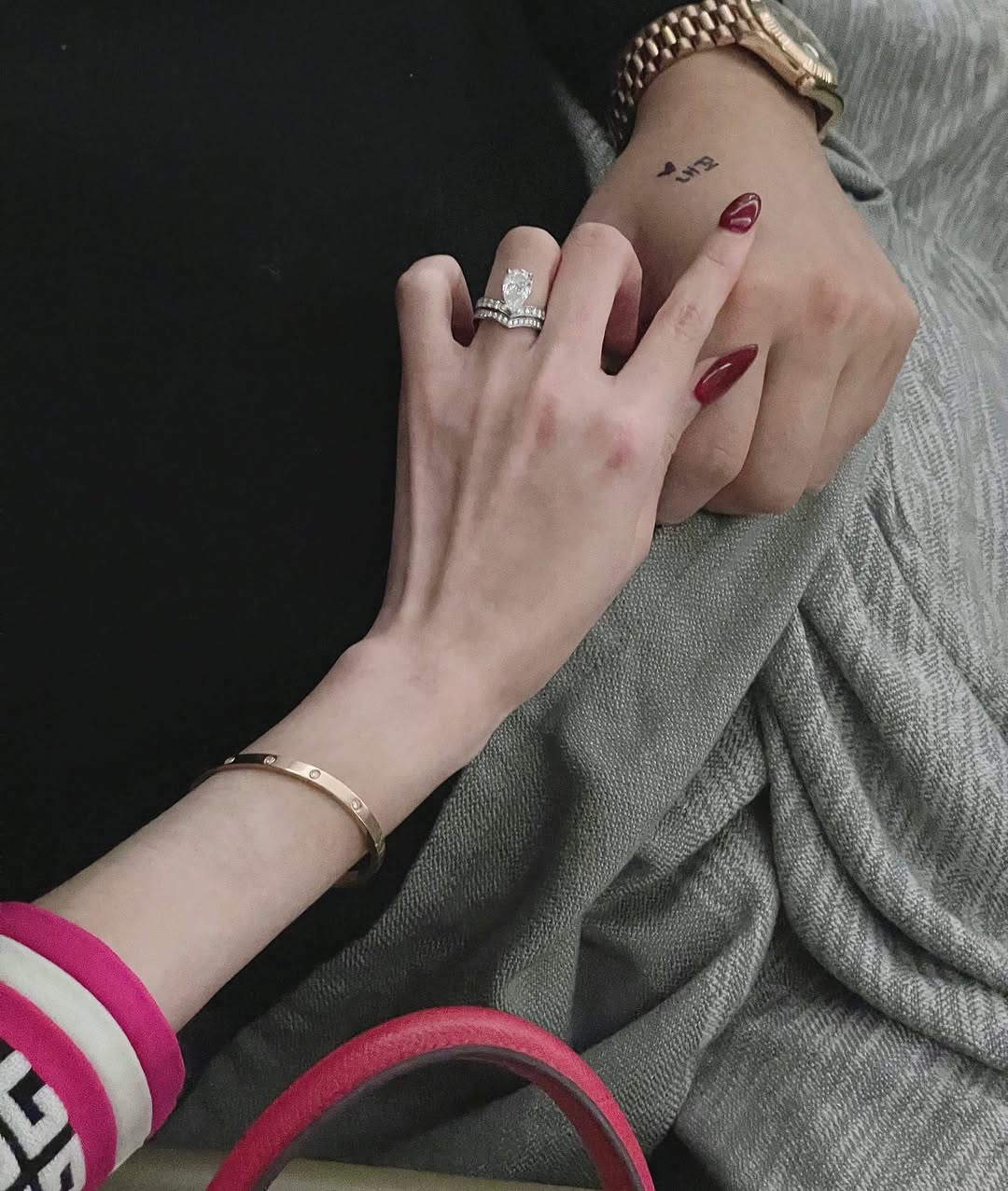 -

누군가 내게
“당신은 그를 얼마나 사랑하나요”
하고 묻는다면 나는 외면하며
“손톱만큼요”라고 할 것이다
하지만 돌아서서는 
잘라내도 잘라내도 ,,,
평생 자라나고야 마는 내 손톱을 보고
마음이 저려 펑펑울지도 모른다