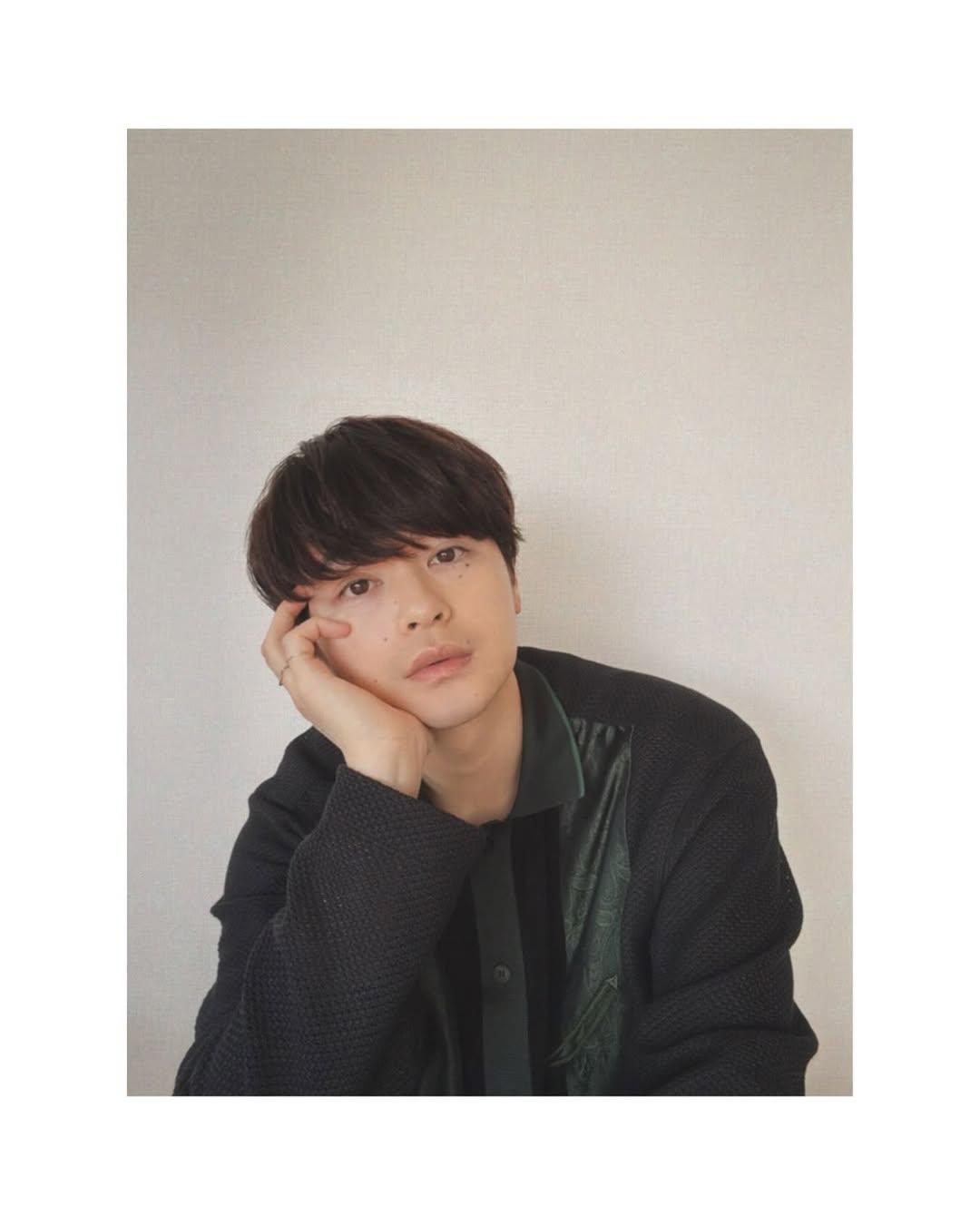 朝起きてカーテン開けて「え！雪！？」ってなりました、瀬戸康史です。
暖かかったり、今日の東京みたいに雪で寒かったり、気温差すごすぎ...
皆さん、体調など大丈夫ですか？
僕は元気です。
さて、昨日お知らせがありましたが、個人のファンクラブができました！
今更？っという感じもありますが、俳優を始めて今年で20年目なのでタイミングはいいかと...笑
面白いコンテンツ、ここでしか見られないコンテンツを僕とマネージャーで作っていきますので、是非入会してください！
詳しくは、インスタトップ画面のプロフィールのところにリンク貼っていますので、そちらからお願いします。