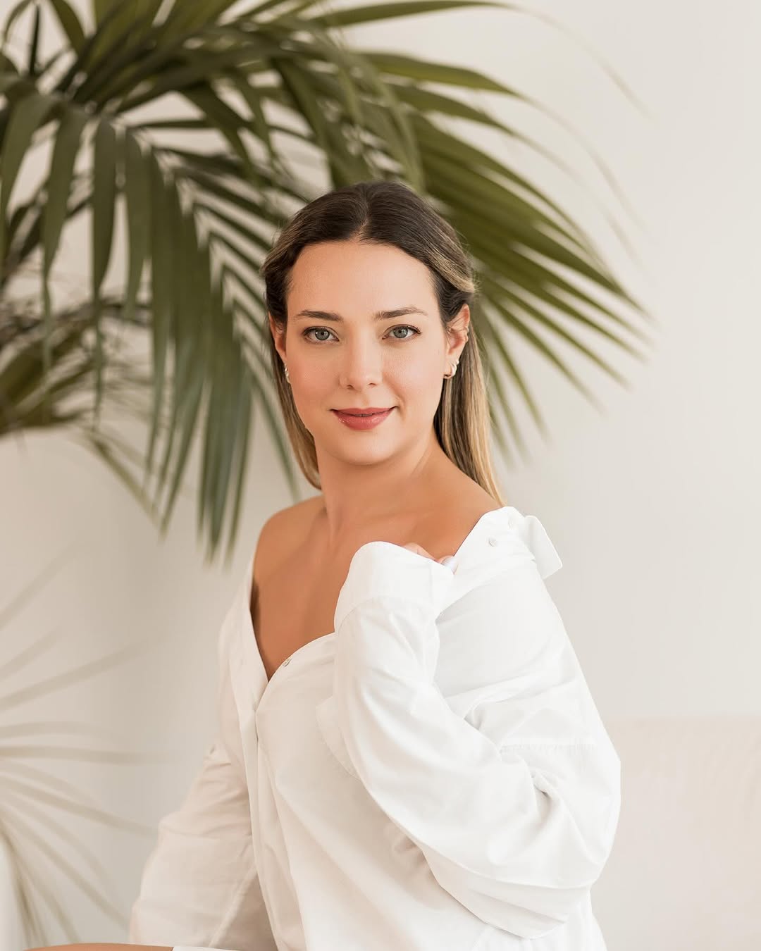 Quando a @lanza.fotografia me convidou pra essa sessão especial, que celebra as
mulheres e todas as nossas mil e uma versões, em pleno mês de março… eu topei na hora.
Fui. Me entreguei. Me permiti.
Essas fotos são um presente pra mim mesma. Porque ser mãe, mulher, empreendedora,
dona de casa — tudo ao mesmo tempo — às vezes faz a gente esquecer de se olhar com
carinho, sabe?
Nesse ensaio, me vi de outro jeito. Me senti bonita, forte, confiante. Uma versão minha que
sempre existiu, mas agora tem mais espaço.
É só o começo de uma nova fase… e eu não vejo a hora de compartilhar com vocês tudo
de bom que vem por aí!

Maquiagem e cabelo com a maravilhosa @ingriddominguezmua