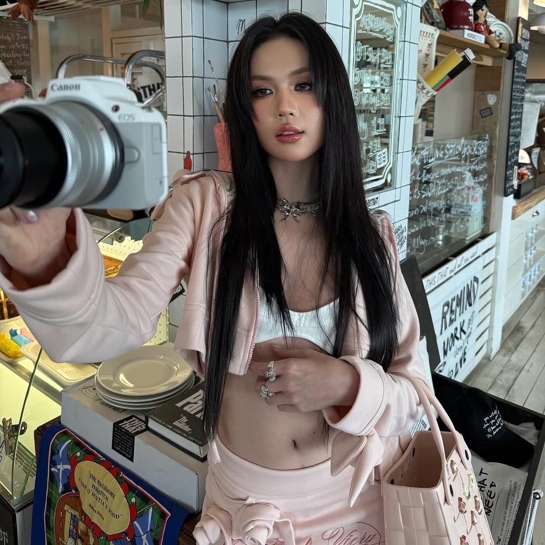 Just a pink outfit, a cute bag, a camera, and a happy me.36 never felt this sweet. 🍭🍭🍭 #ngoctrinh #ngoctrinh89 #canonr50 #ootd #nesty