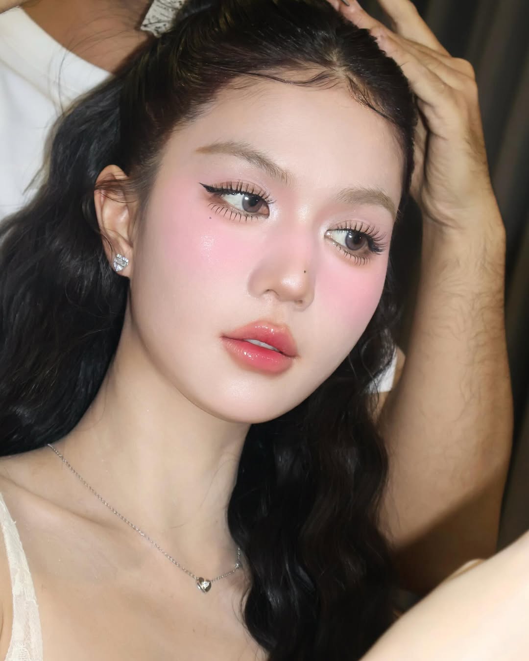 Tôi không vật chất, nhưng tôi cũng không rẻ mạt.
Tôi chân thành, nhưng chắc chắn không phải kẻ ngốc.
Tham tiền có nguyên tắc, yêu cái đẹp có gu.
Sông có ba nghìn nước, tôi chỉ múc một gáo cho mình.
Cái gì không thuộc về tôi, tôi không cần.
Cái gì không xứng với tôi, tôi không tiếc.
Tôi thích những người nói được làm được, lời ra khỏi miệng là đáng tin.
Tôi trân trọng cảm giác được người quan trọng đối xử chân thành,
được họ vô thức nhớ đến và dành cho sự thiên vị đặc biệt.
#caphay #ngoctrinh #ngoctrinh89