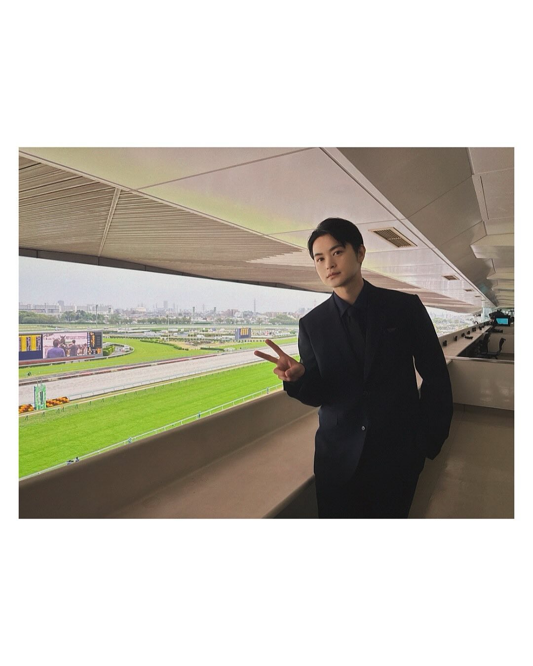 中山競馬場に来ております！
『皐月賞』でプレゼンターを務めさせていただきます。
雨予報でしたが、今のところ大丈夫そうです。
それにしても、ものすごい人です！緊張する...
楽しみます。