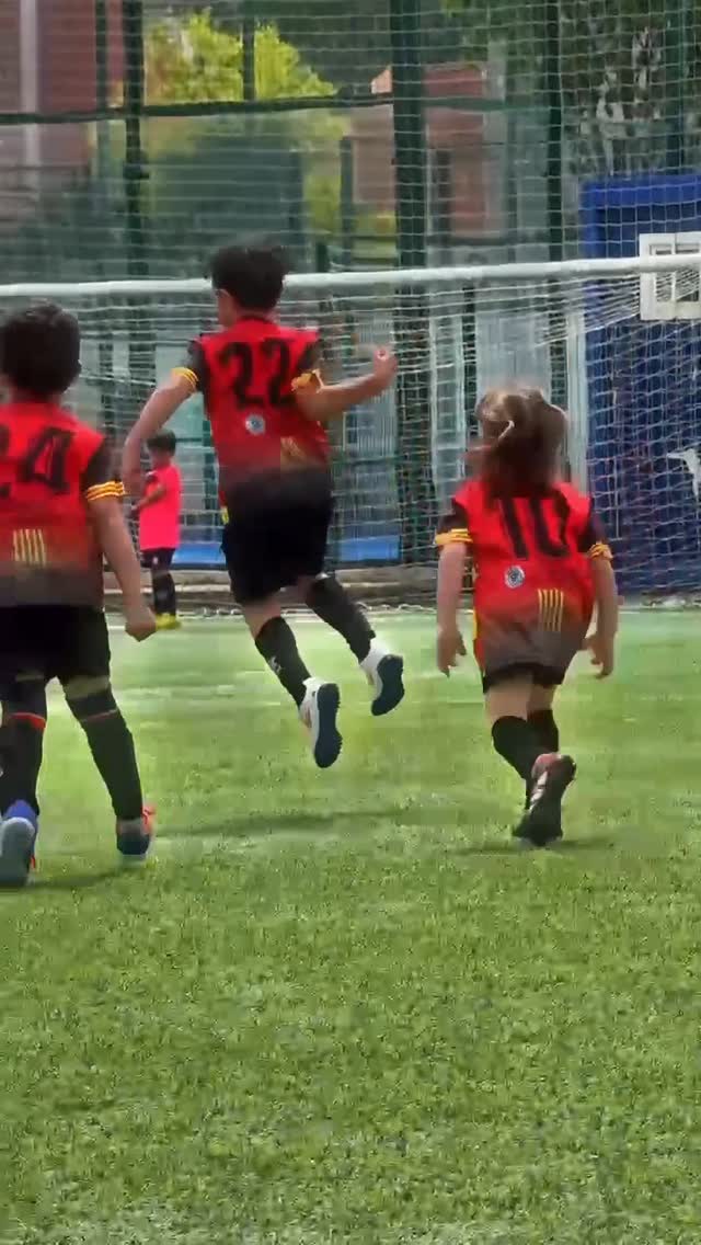 A base vem forte 💪 
Regalo de día de la madre ❤️ 
#PREMIER #PROMESES #5GOLS

🎥 @isabelapagliari