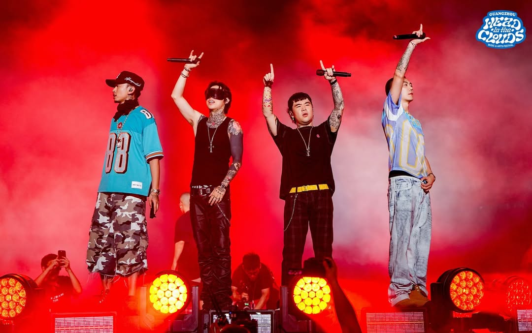 ☁️HITC☁️
真的是超级棒的五一假期 在广州南沙
炎热的午后 穿的帅帅的 再来一杯冰美式
又能和好哥哥们一块玩耍 表演 见证着彼此的成长
粉丝们的热情 就像金色沙滩里的海浪一波接着一波
仿佛就像上学时的春游一样 兴奋的睡不着了嘻嘻
下一次还有这样的感觉会在多久呢？
#knowknow #88rising