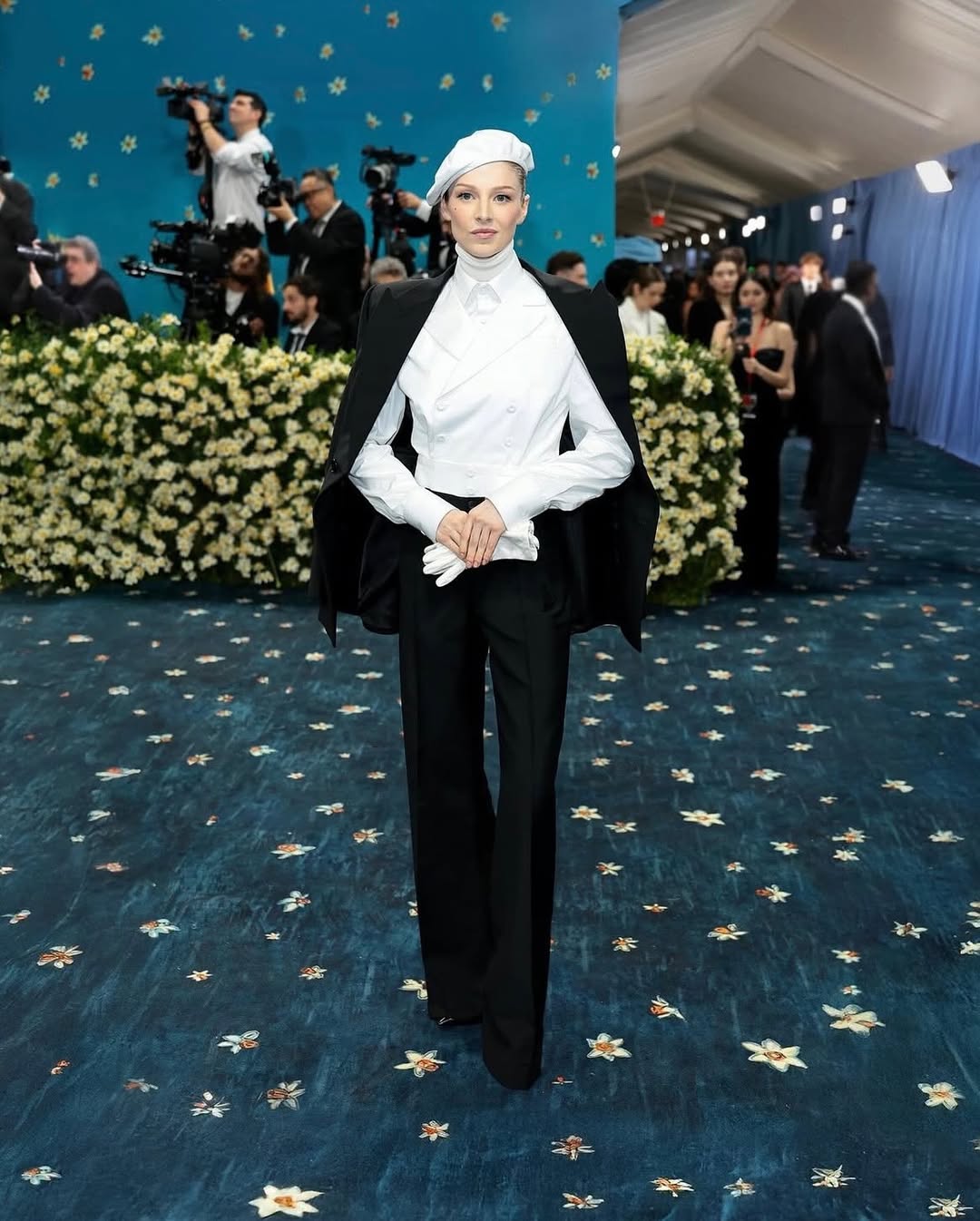 Met Gala with @prada 🖤
@dara._ @sandyganzer @rena.calhoun