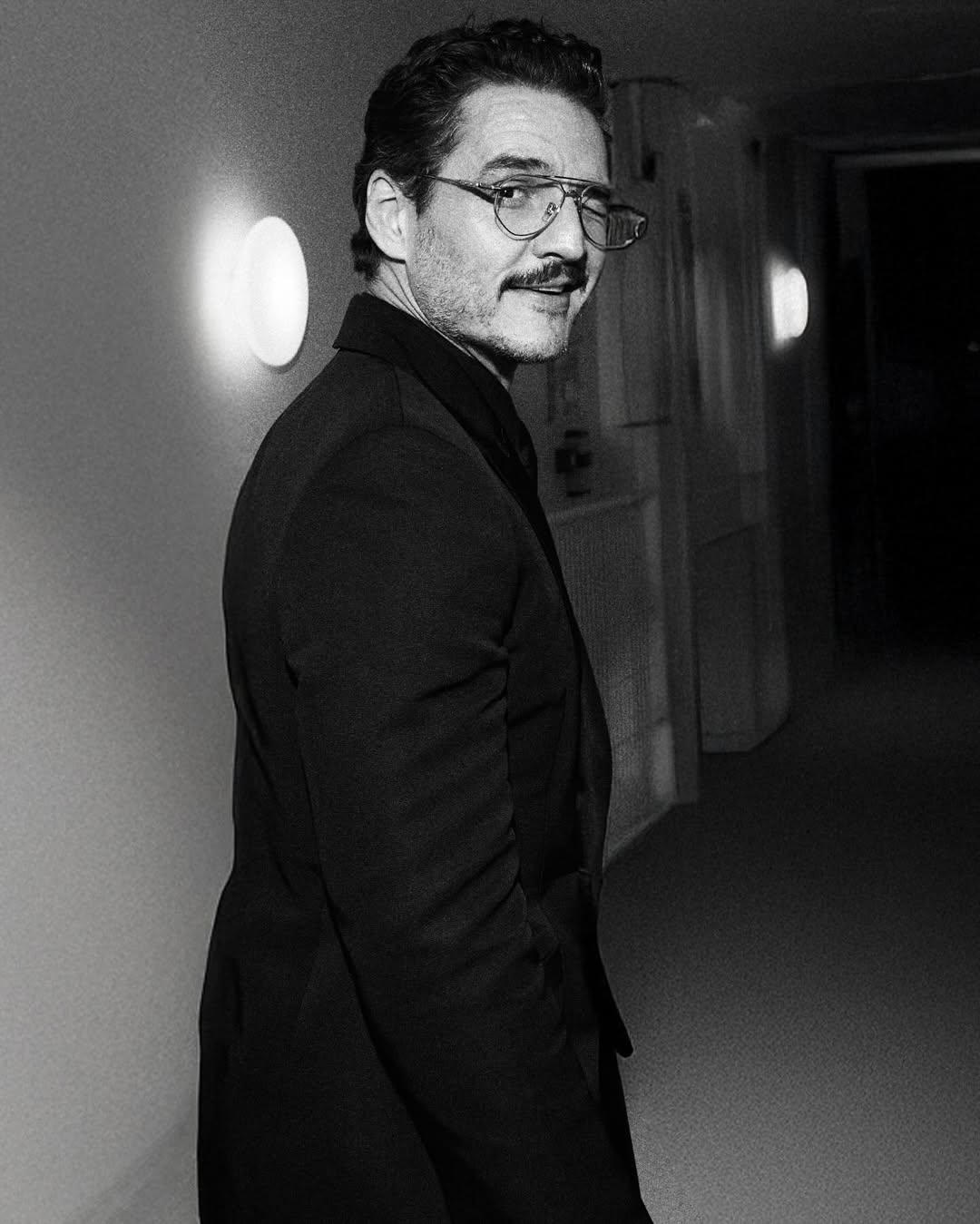 Portraits and very exlusive snapshot for @vmagazine with #pedropascal #emmastone #joaquinphoenix #natalieportman #harrisdickinson #quentintarantino #finnbennett #alexachung 
📸 #saskialawaks