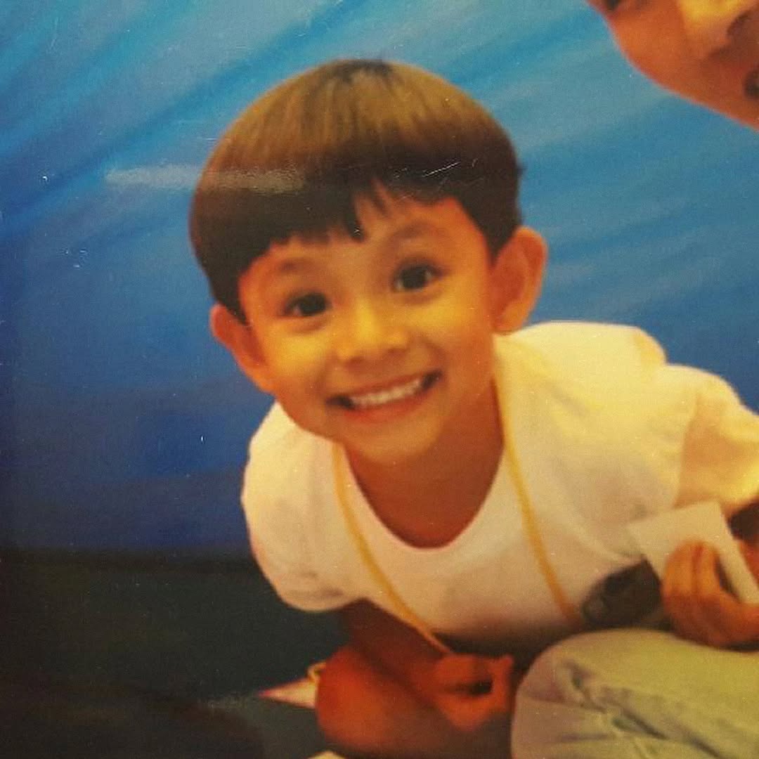 시간 참 빠르다
어느 순간 성인이 되어 버린 나

정말 예쁘게 웃었던 그 예쁜 웃음
다시는 찾을 수 없다는 게 참 슬프네….

힘든 시간과 어려웠던 순간들 잘 이겨내줘서 고맙고
잘 버텨 줘서 고맙다….

그래도 멋지게 컸다 무엘아

앞으로 더 기대되는 나의 미래 더 성장하고 더 많이 배우자
아직 부족함이 많은 나의 나이

많이 사랑하고….많이 아낀다고 말해 주고 싶다 무엘아