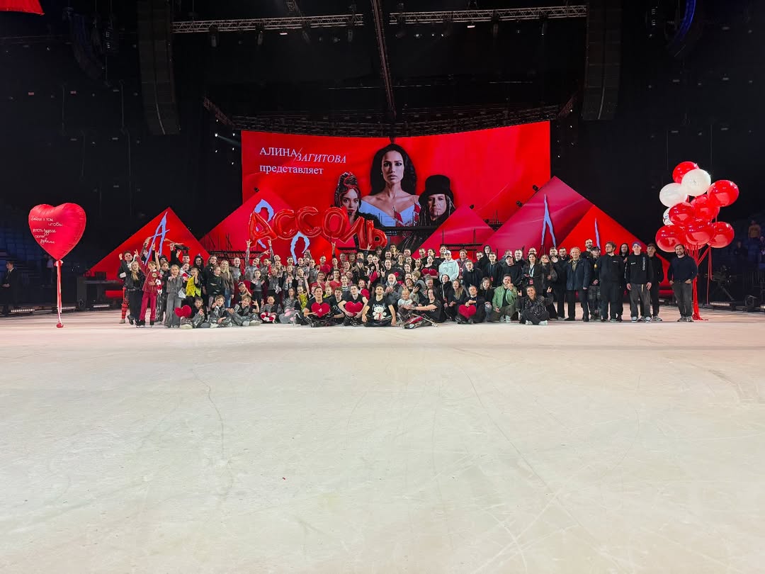 Я до сих пор не могу поверить, что это случилось. Кажется, будто все это было волшебным сном. Но нет, это реальность! И эта реальность стала возможной благодаря огромному труду всех, кто был причастен к созданию «Ассоль».
Сейчас, когда все немного утихло, можно перевести дух и осознать масштабы сделанного. В голове прокручиваются самые яркие моменты: репетиции, споры, поиск решений, первые костюмы, музыка, свет… Каждая деталь была важна, каждая мелочь имела значение.
И знаете, что самое главное? То, что мы сделали это вместе! Мы создали не просто шоу, мы создали историю, которая, надеюсь, останется в сердцах зрителей надолго. И это самое ценное.
Спасибо всей моей большой команде, они настоящие профессионалы, которые тоже верили и жили этим проектом.
Спасибо солистам нашего шоу, это Алексей Ягудин, Владимир Морозов,  Евгения Медведева, Мария Петрова и Алексей Тихонов, Артур Гачинский, — профессионалы своего дела, которые показали на льду свое мастерство и артистизм. 
Спасибо нашим спонсорам, которые поверили и помогли реализовать проект: @rolfcompany @dobro_fon и @dorognoe_radio .
И отдельное, большое спасибо @1.kanal , который показал шоу в эфире в самый пик «Алых парусов».

И, конечно же, спасибо зрителям! Когда я вижу полный зал, чувствую невероятный прилив энергии. Без вас, дорогие зрители, не было бы той самой магии, которая происходит на льду. Вы — наши соавторы, наши вдохновители♥️🙏

Особенно приятно видеть в зале юных зрителей. Надеюсь, история «Ассоль» тронула ваши сердца и оставила светлый след в душе. Мечтайте, верьте в чудо, и никогда не теряйте надежду. Ведь именно вера и любовь способны творить настоящие чудеса🥹