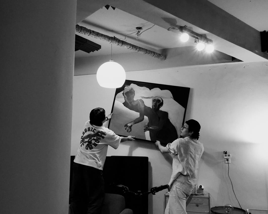 對於我而言創作音樂如同一面鏡子，映照出喜怒哀樂，悲歡離合。deca joins的前十年在喧鬧和慶典的氛圍中完成了一個篇章。在這樣的時刻，有一些檢討有一些遺憾，同時也留下了很多珍貴的記憶與痕跡。

2025年我們放慢腳步看看生活的周遭，與十年前的自己在河堤散散步。時間打磨掉了許多稜角，從堅硬的碰撞轉化成細細的品味。追尋著光芒而啟程但在河邊撿起的平凡鵝卵石，拙趣而可愛，這樣的體驗是幸福的。

回到工作室繼續慢慢雕琢手邊的音樂，就快好了，非常期待和大家分享這些純粹又專注的瞬間。希望喜歡我們的音樂的大家可以跟我們一起經歷，在生命的不同時刻藉由聆聽感覺到理解與被陪伴。

2025/6/30 尚樺