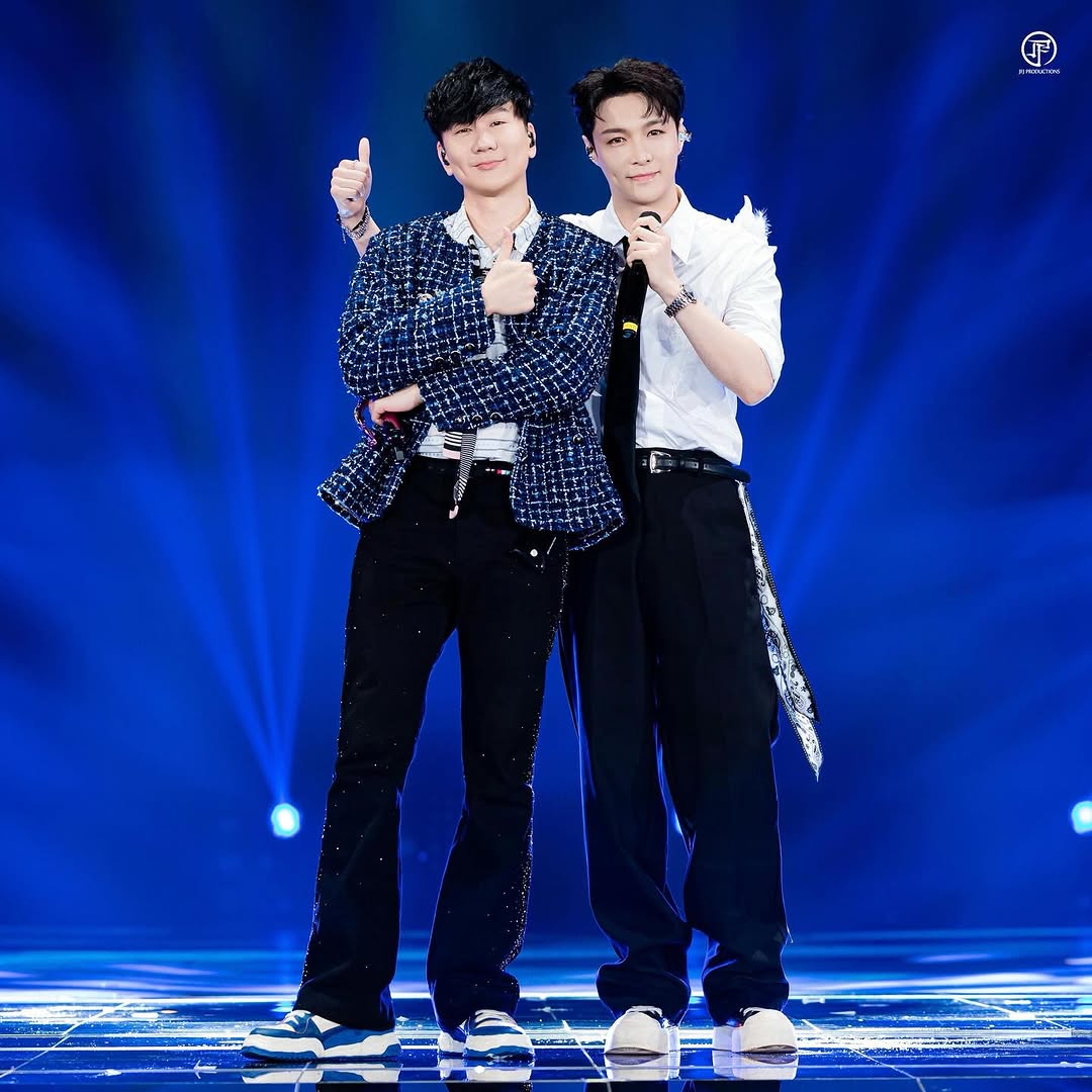 JJ20 FINAL LAP 北京站首三場
@jjlin 與超過15萬人共度了快樂的週末
不論是老天爺降下的雨水
或是水柱噴灑的「茉莉雨」
都澆不息大家澎湃的熱情！

音樂之美妙在於它所能搭建的無形橋樑
感謝 顏人中 @ele_yan_0617、蘇慧倫 @tarcy.susu 及張藝興  @layzhang
為聖所的人們帶來精彩的合作舞台
Patti蔡宥綺 @patti_yc 也連三晚為大家帶來了她的創作
展現近三年來所累積的心血與努力

來臨的週末
4/9、5/9、6/9
北京鳥巢見！

@jjlin kicked off his first FINAL LAP Beijing weekend with three unforgettable nights at the iconic Bird’s Nest — the final stop of the world tour. With an electric crowd of over 50,000 each night, the energy was palpable!

Each show delivered unique moments and fresh collaborations:
• Day 1 — @ele_yan_0617 serenaded the crowd with “Good Night” under a romantic sunset.
• Day 2 — A playful twist on “Lemon Tree” with original singer @tarcy.susu 
• Day 3 — A long-awaited reunion with @layzhang, performing “Run Back To You” together after nine years.

@patti_yc of JFJ Productions also returned to the Bird’s Nest stage, performing all three nights, two years after her debut there.

Beijing, Weekend 2 is on the horizon.
We’ll see you very soon.

#JJLinFinalLap #JJ20WorldTour
#林俊傑FinalLap #林俊傑JJ20世界巡迴演唱會