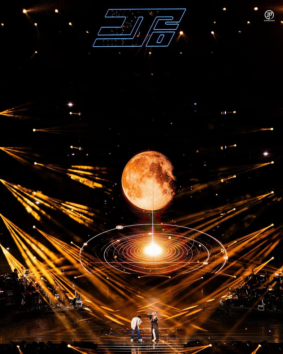 JJ20 FINAL LAP 北京站的第二周
连三晚在盛夏的酷热中画下了休止符
我们热烈的祝福中欢庆了JJ20第100场的里程碑
@jjlin 也持續帶給現場的觀眾無數驚喜！

感謝參與了FINAL LAP舞台的嘉賓們
@nickyleenickylee 李玖哲完整了《圍牆》
歡笑中把大家的青春回憶拉滿
@lulin168 A-Lin 與我們共度JJ20百場慶祝會
全球首唱了全新合作單曲《在月蝕裡抱緊我》
戰神 @willpan23 潘瑋柏在第三晚的《MOONLIGHT》中首次與JJ同台
帶來專屬《不潮不用花錢》的rap 帥翻鳥巢
@harrychang1122 懷秋則連三晚帶來張力十足的《DELETE》
「街頭霸王式的對決」充分呈現了內心交戰的掙扎

轉眼間即將來到旅途的尾聲
最後的三場
一起用愛燃亮這篇章的終點線！

The second weekend of @jjlin’s FINAL LAP Beijing lit up with celebrations and first-time collaborations — plus the milestone 100th show of the JJ20 World Tour! 💯✨

🎤 Day 1: A full-circle moment as @nickyleenickylee joined JJ for their first live duet of “Wall.”
🌕 Day 2: @lulin168 made a surprise encore appearance to premiere their brand-new duet 《在月蝕裡抱緊我 Hold Me Close》live, before its global release.
🌙 Day 3: JJ and @willpan23 finally shared the stage for the first time ever, rapping up the night with “Moonlight.”
🦸‍♂️ Throughout the weekend: A superhero-style “DELETE” showdown with @harrychang1122 kept the heat blazing.

The FINAL LAP is nearing the end. Let’s go out with love, light, and legacy. 💫

#JJ20 #FINAL_LAP #JJLin #BeijingFinale #JJLinFinalLap #JJ20WorldTour
#林俊傑FinalLap #林俊傑JJ20世界巡迴演唱會