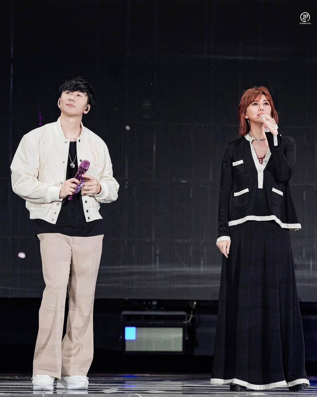 JJ20 FINAL LAP北京站第三個週末
像一本看了快三年的書
來到最後的篇章
令人期待  令人難捨

最經典的、最甜蜜的、最深厚的
嘉賓陣容讓大家都大飽耳福了
謝謝  @jcnihaoya 張信哲 阿哲哥、@cyndiloves2sing 王心凌、@stefsunyanzi 孫燕姿
這最後的精彩有您們的參與
別具意義、深刻動人
@jasminesokko 楚晴在鳥巢的初體驗
也帶給了全場觀眾耳目一新的震撼

由衷感謝每一位參與JJ20以及FINAL LAP的台前幕後工作者
也感謝每一位曾經來到現場的觀眾朋友們
各位帶著愛的鼓勵而來
希望也能夠帶著愛與希望前進

所有滿載超額的情緒
此刻  畫上暫時的記號
期待在下一個音樂篇章中
再會！

FINAL LAP Beijing
The final weekend of 9 unforgettable nights in the capital.
The last stop of the @jjlin JJ20 FINAL LAP World Tour — and the closing chapter of a journey we’ll never forget.

🎶 Day 1: A childhood dream lived out loud — JJ took the stage with his lifelong idol @jcnihaoya, performing the song that shaped his youth, “Over.”
🫶🏼 Day 2: A sweet rewind to JJ’s “cute” era with the ever-lovely @cyndiloves2sing. Thank you for the laughter, the memories, and the promise to meet again — “Whenever” we can.
☀️ Day 3: A full-circle reunion with @stefsunyanzi. From surprising her on stage in May, to standing side by side in “Twilight” — this time, the surprise was for all of you.
💫 Throughout the weekend, our very own @jasminesokko completed a milestone of her own — performing in all 15 cities of the FINAL LAP tour, ending with a shining debut at the Bird’s Nest.

From 4 Nov 2022 to 13 July 2025
Nearly 3 years around the world.
104 shows • 45 cities • 4 continents
Memories etched into time.

Thank you — to every soul who showed up, sang along, and stood with us through it all.
You gave this tour its heart.
This may be the final lap…
But the love, the music, and the moments — they live on.

#roadtoJJ20
#JJ20andBeyond 
#JJLinFinalLap

#JJ20 #FINAL_LAP #JJLin #BeijingFinale 
#JJ20WorldTour #林俊傑FinalLap
 #林俊傑JJ20世界巡迴演唱會